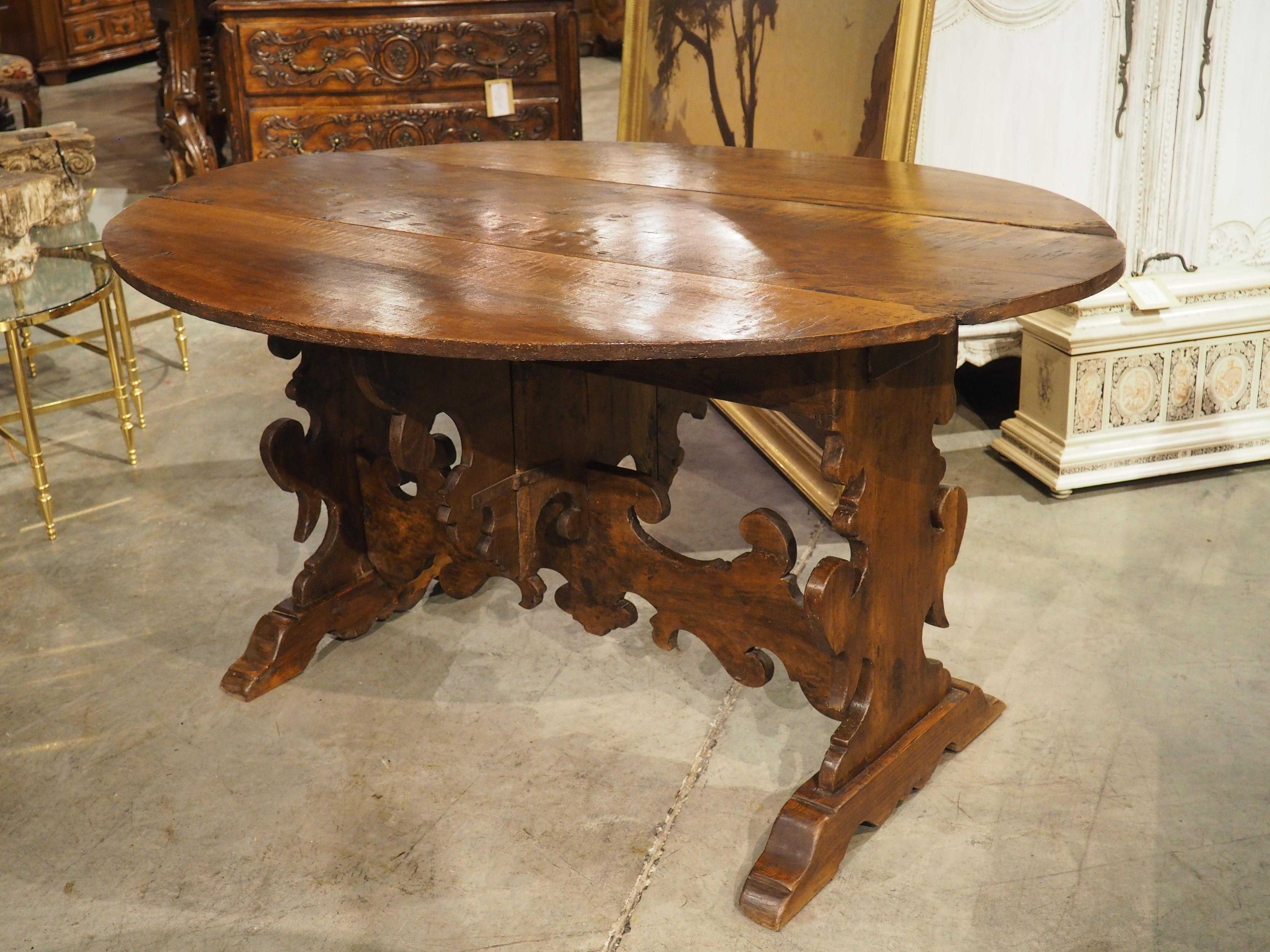 18th Century Tuscan Oval Drop Leaf Table in Carved Walnut For Sale 8