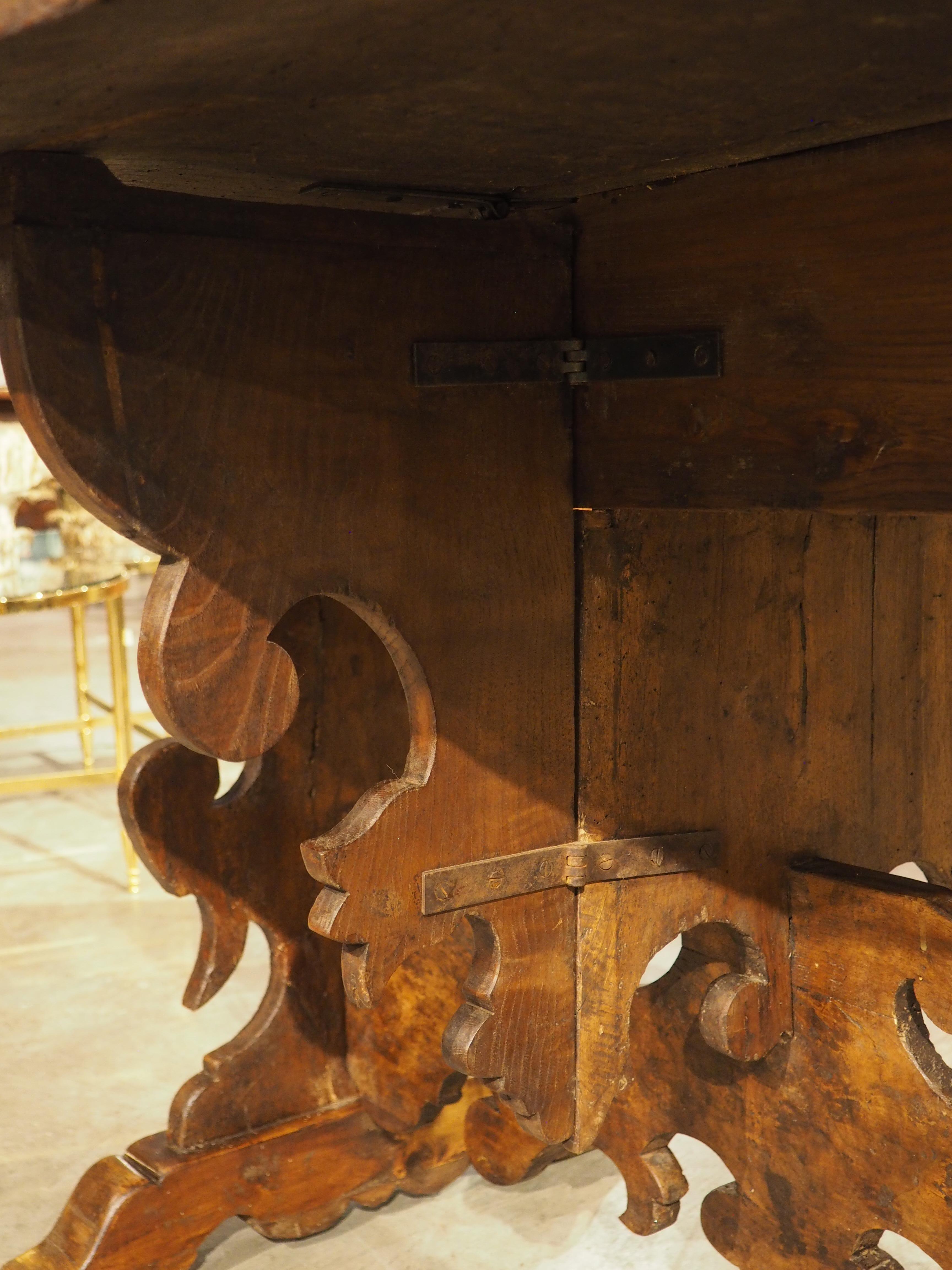 18th Century Tuscan Oval Drop Leaf Table in Carved Walnut For Sale 9