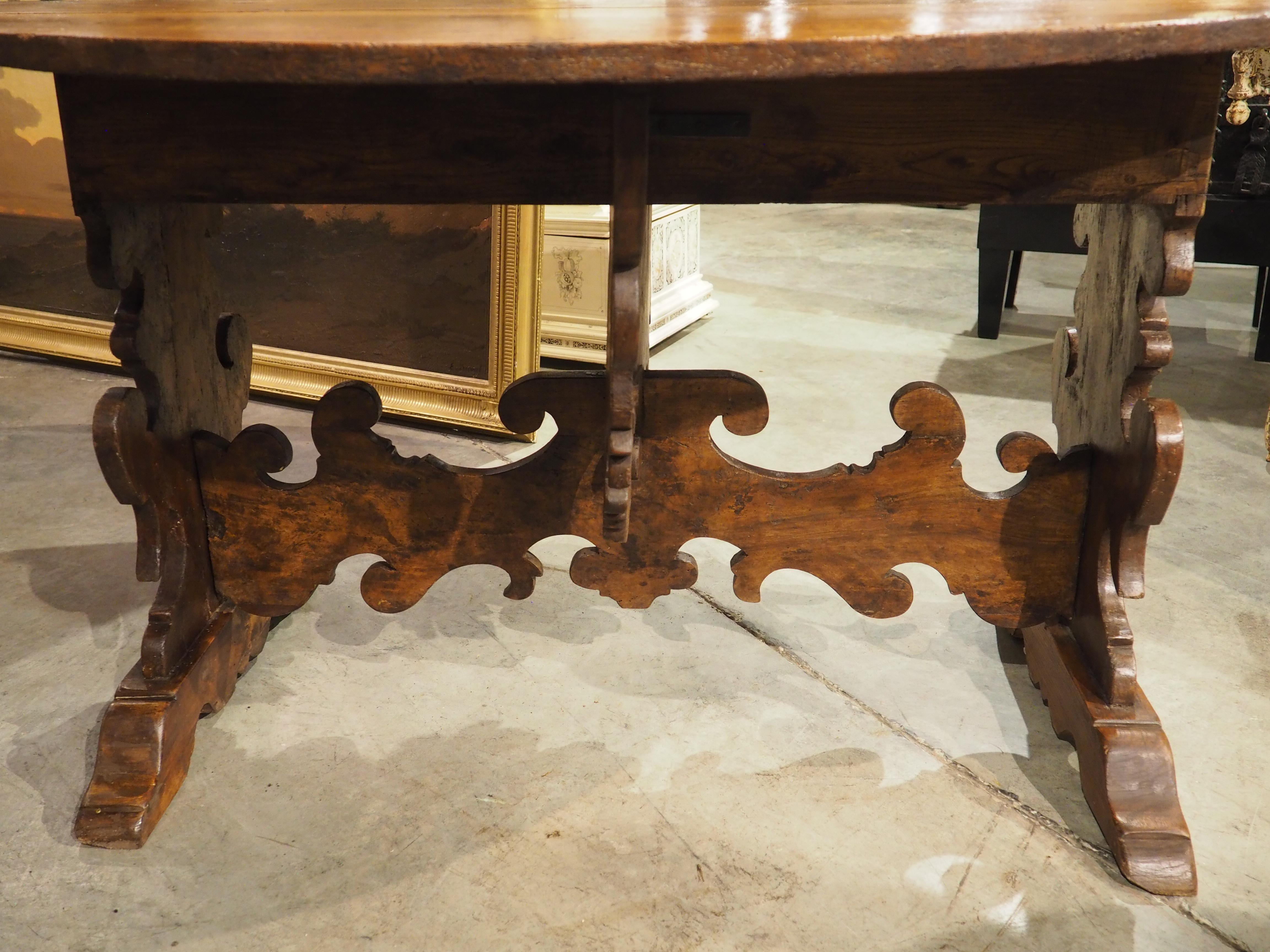 18th Century Tuscan Oval Drop Leaf Table in Carved Walnut For Sale 11