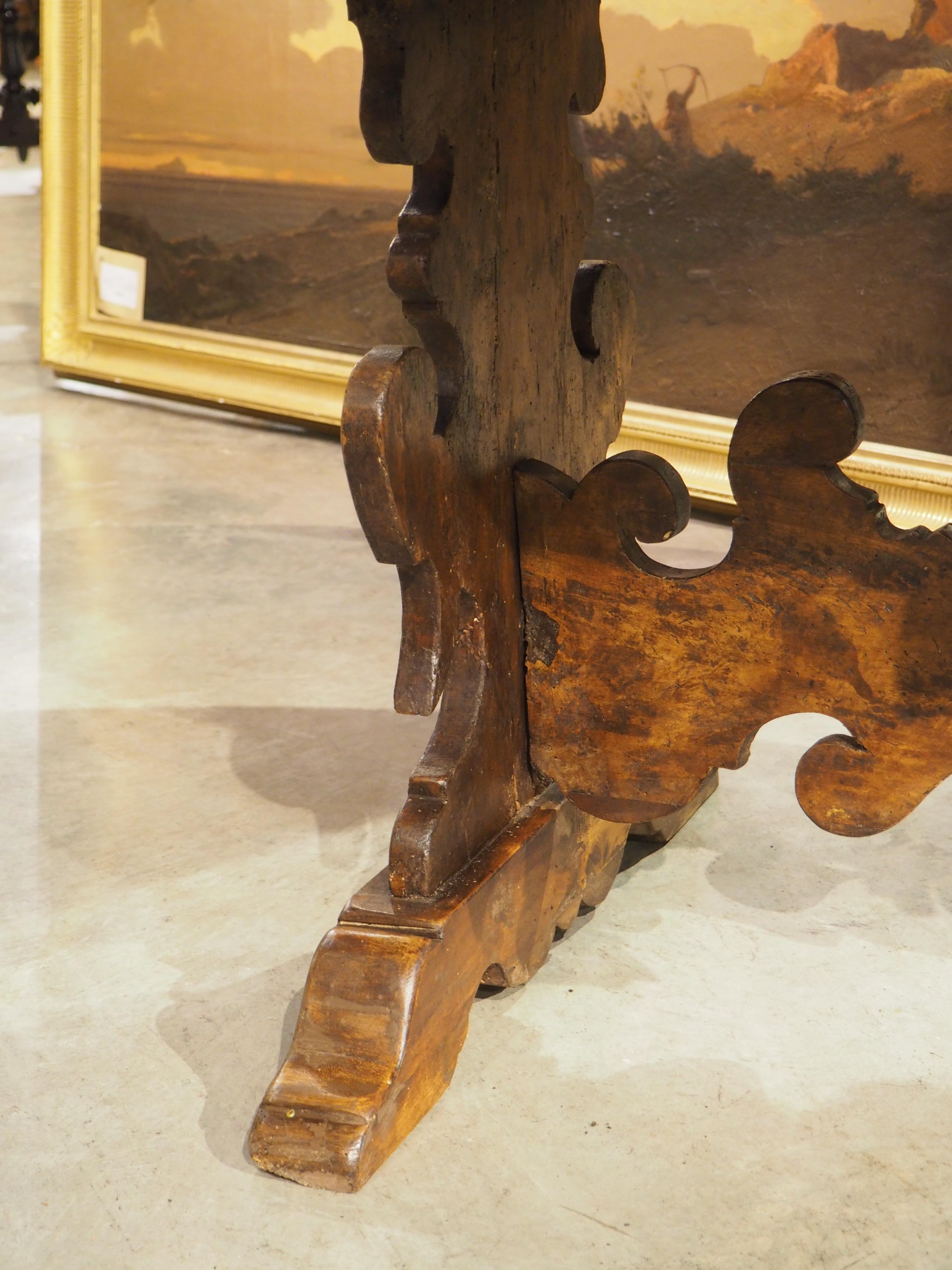 18th Century Tuscan Oval Drop Leaf Table in Carved Walnut For Sale 12
