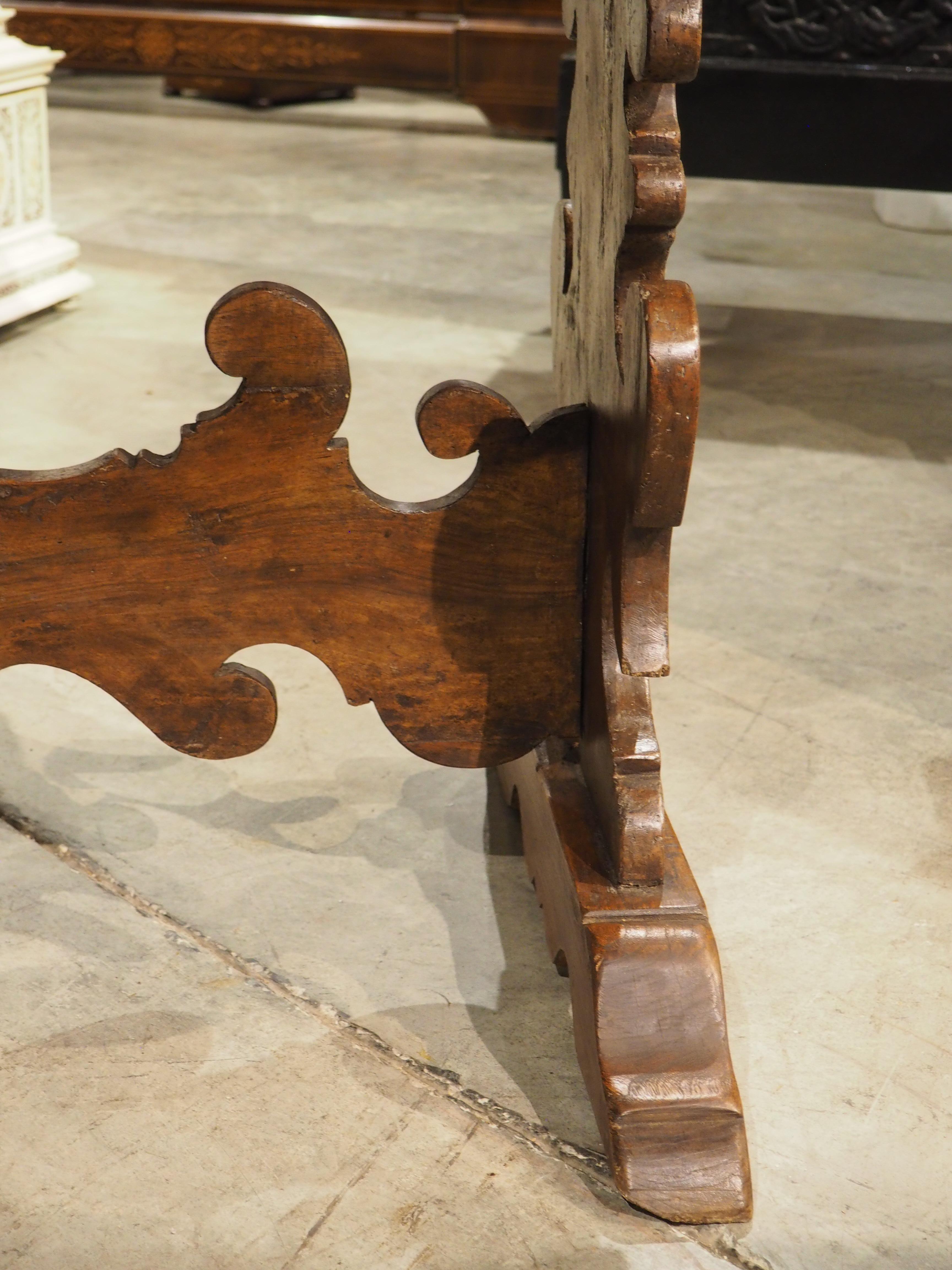 18th Century Tuscan Oval Drop Leaf Table in Carved Walnut For Sale 13