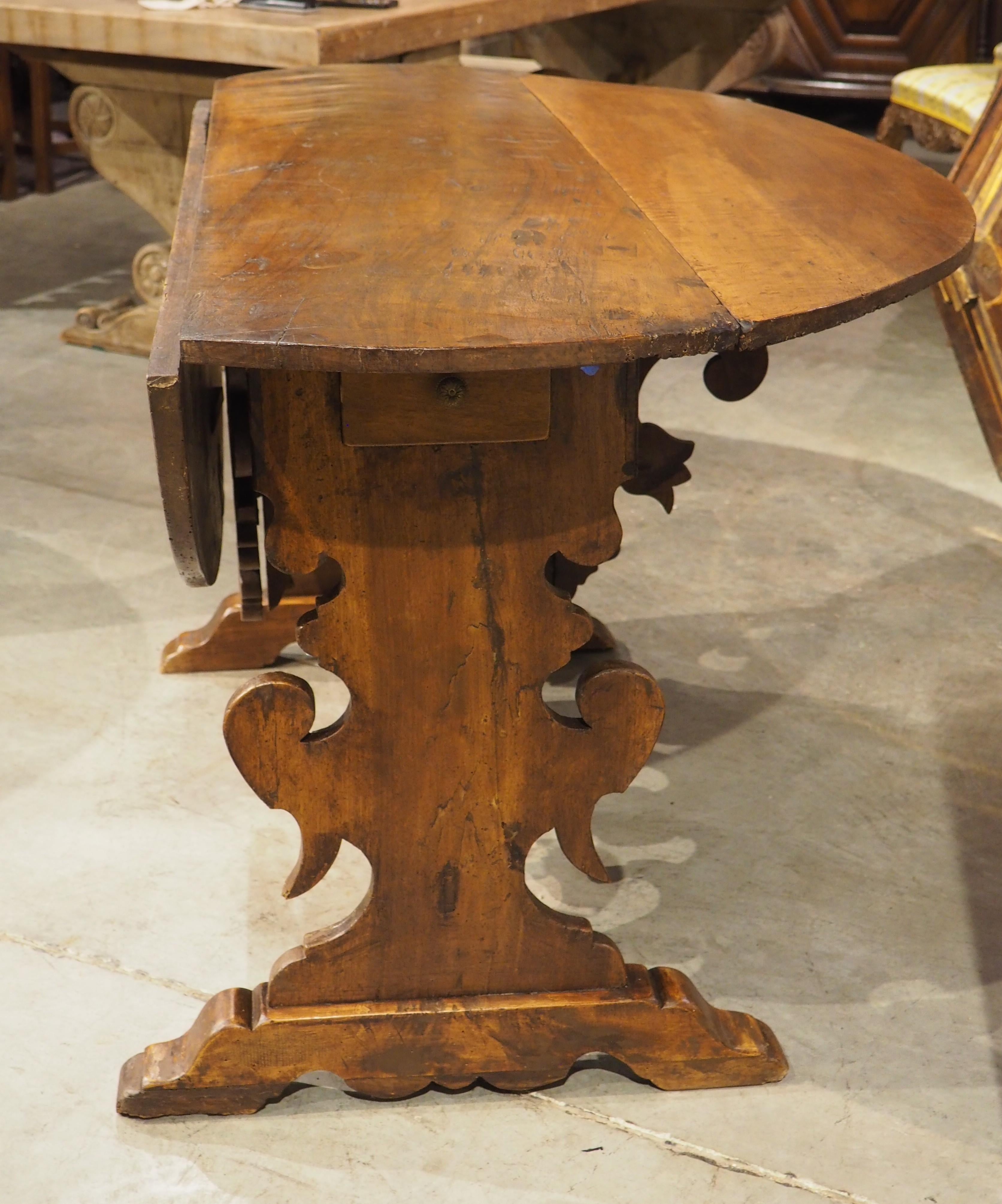 18th Century Tuscan Oval Drop Leaf Table in Carved Walnut In Good Condition For Sale In Dallas, TX