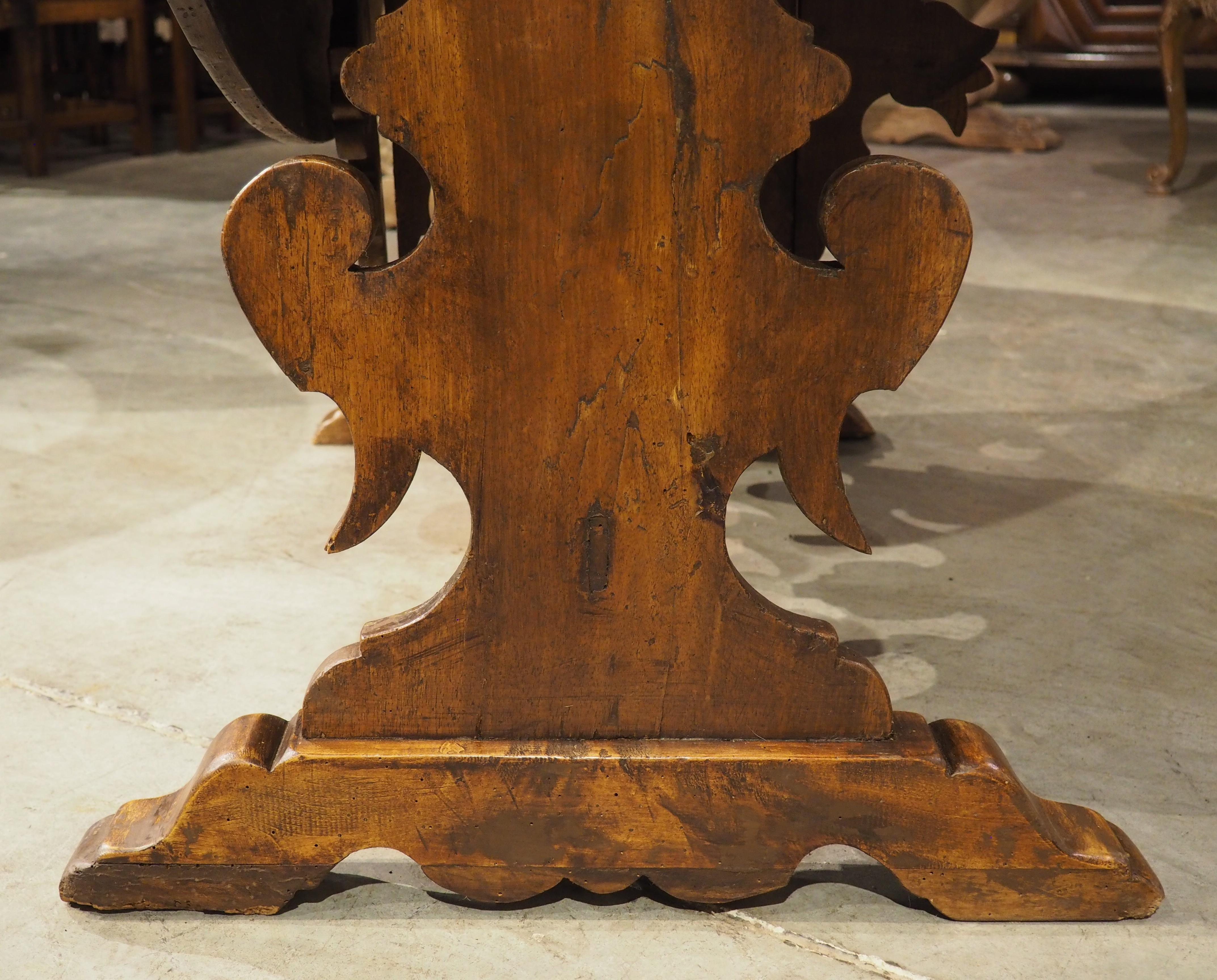 18th Century and Earlier 18th Century Tuscan Oval Drop Leaf Table in Carved Walnut For Sale