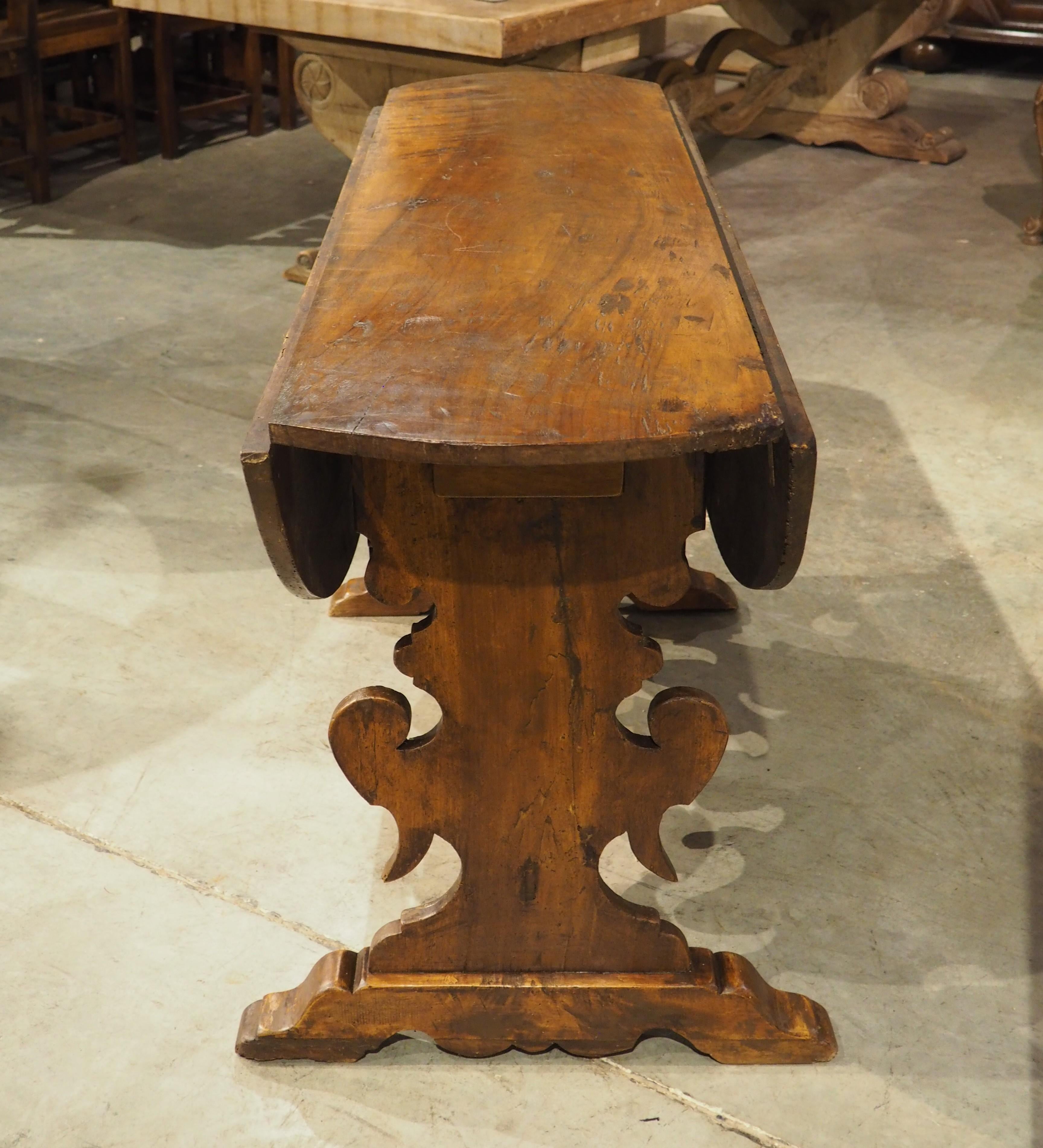 18th Century Tuscan Oval Drop Leaf Table in Carved Walnut For Sale 1