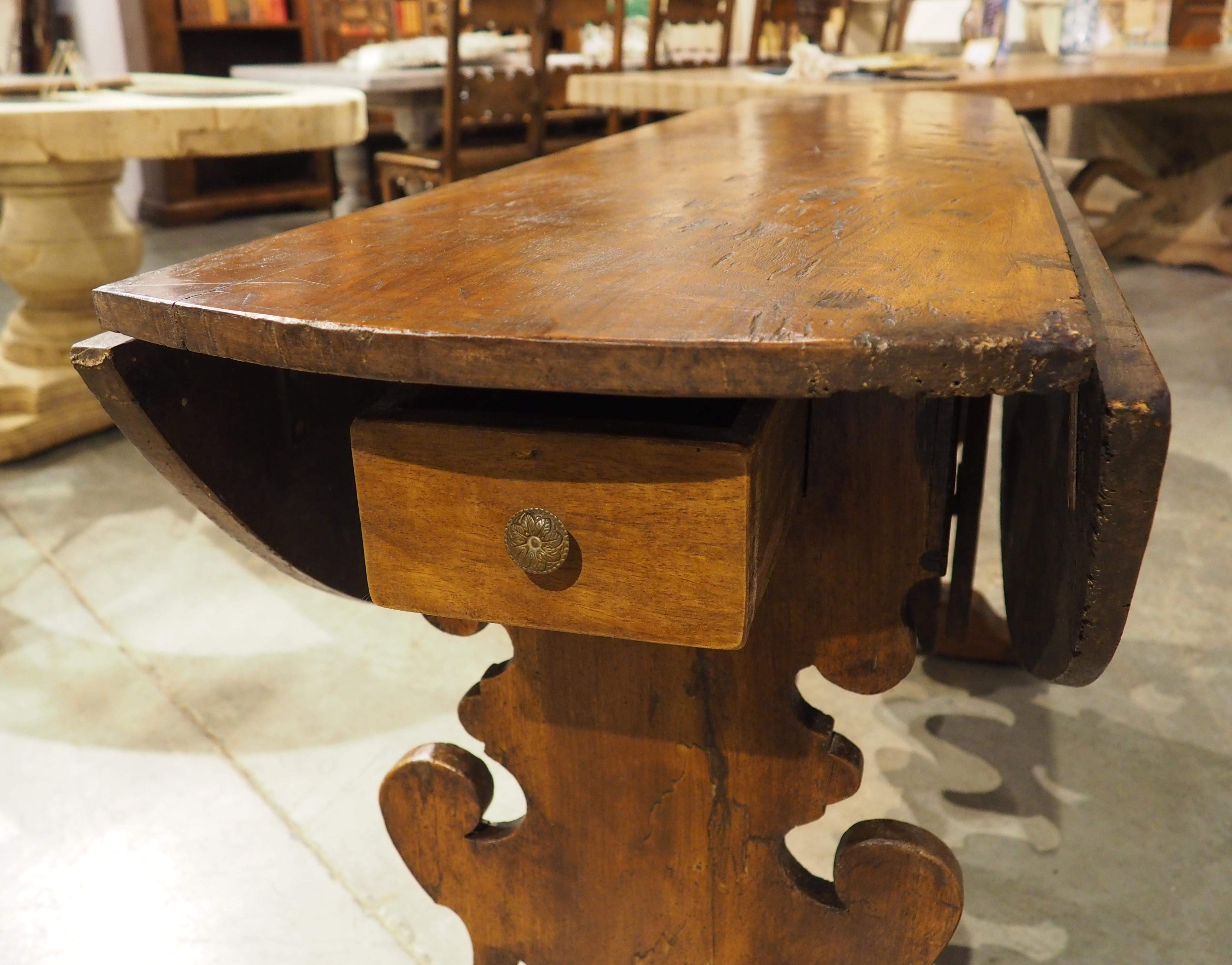 18th Century Tuscan Oval Drop Leaf Table in Carved Walnut For Sale 2