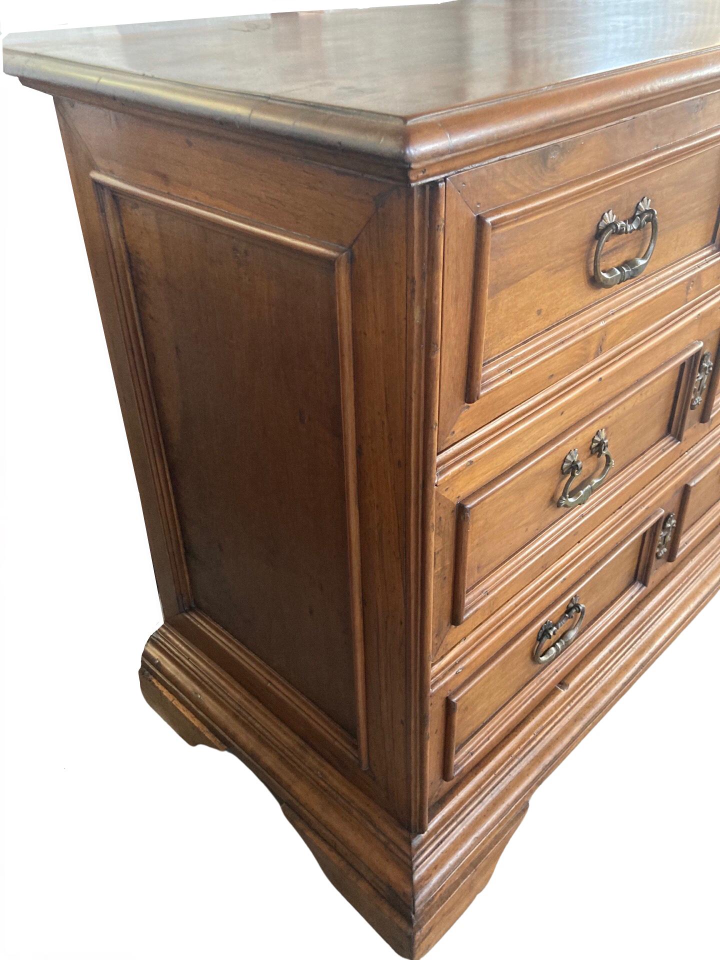 Baroque 18th Century Tuscan Walnut Commode / Chest of Drawers For Sale