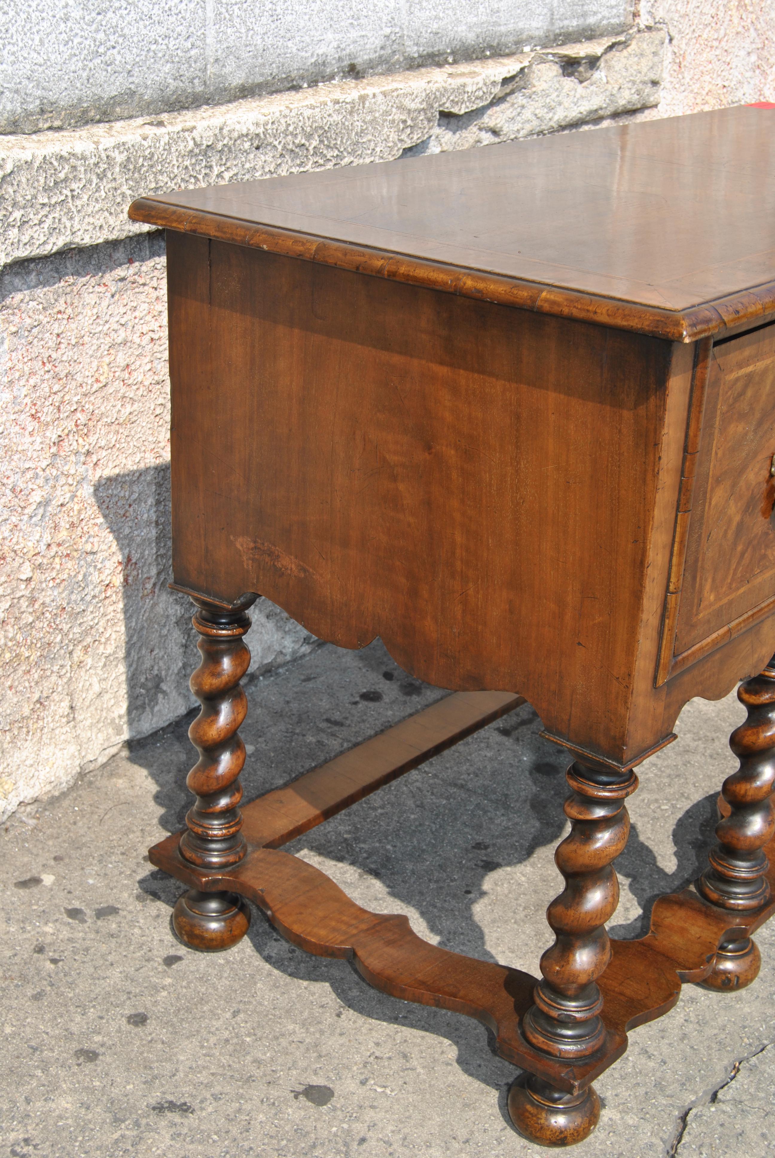 18th Century Twist Leg Walnut English Hall Table In Good Condition In Savannah, GA