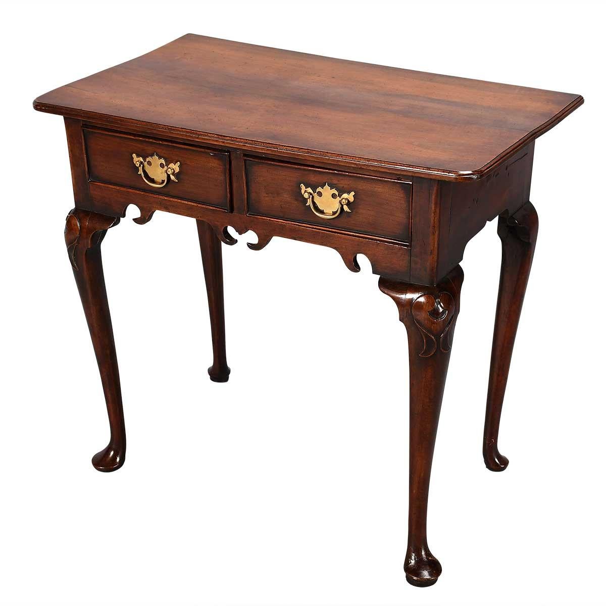 Table d'appoint en bois fruitier d'époque George III, avec deux tiroirs soulignés de perles de coq. Les quatre pieds ont une élégante forme de cabriole et se terminent par des pieds pad. Les genoux sont sculptés d'un motif inhabituel en forme de