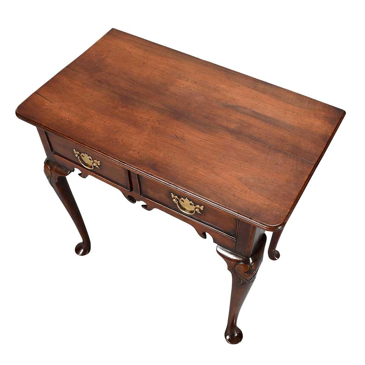 Anglais Table d'appoint à deux tiroirs en bois fruitier du XVIIIe siècle en vente