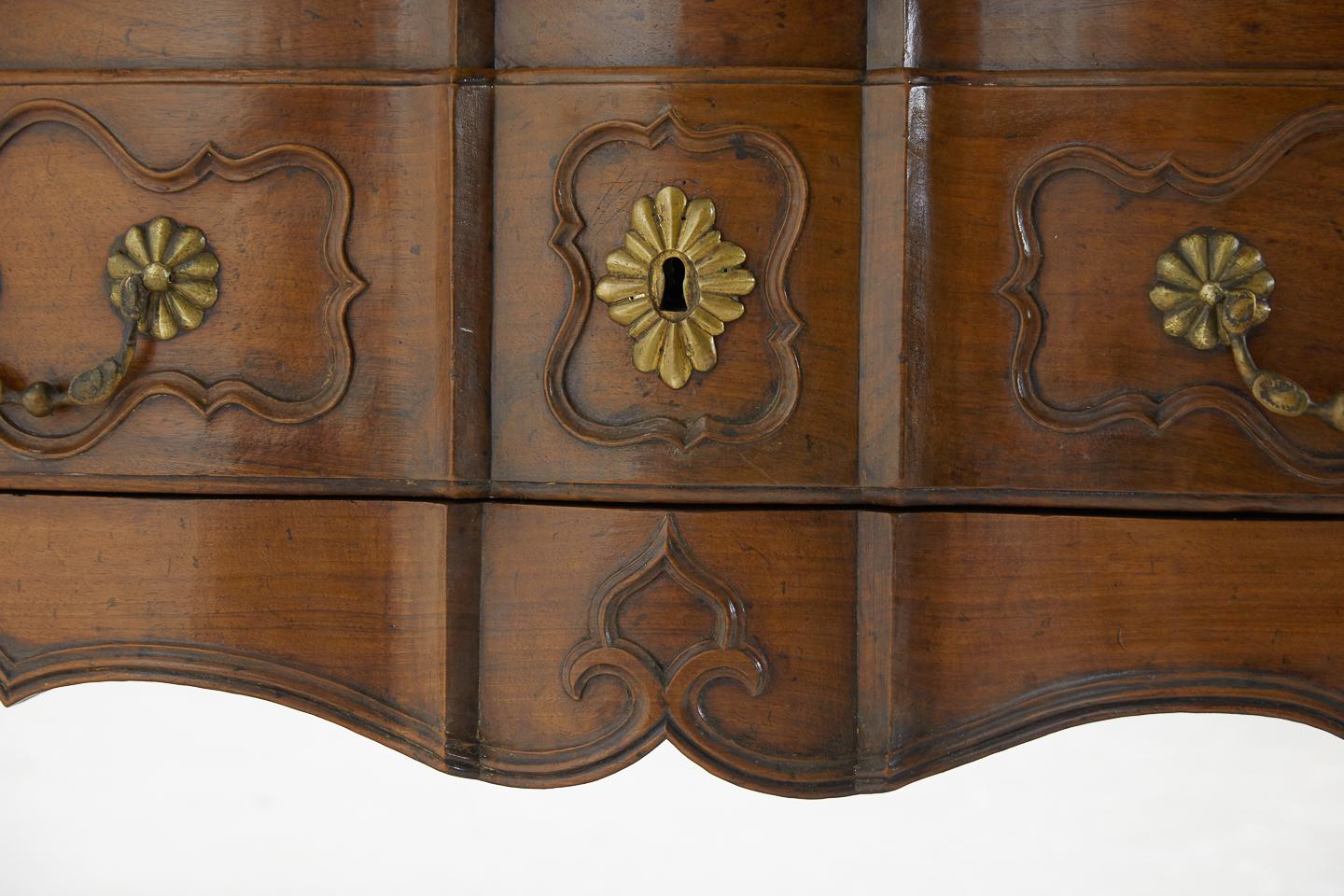 18th Century Two-Drawer Walnut Commode im Zustand „Gut“ in Husbands Bosworth, Leicestershire