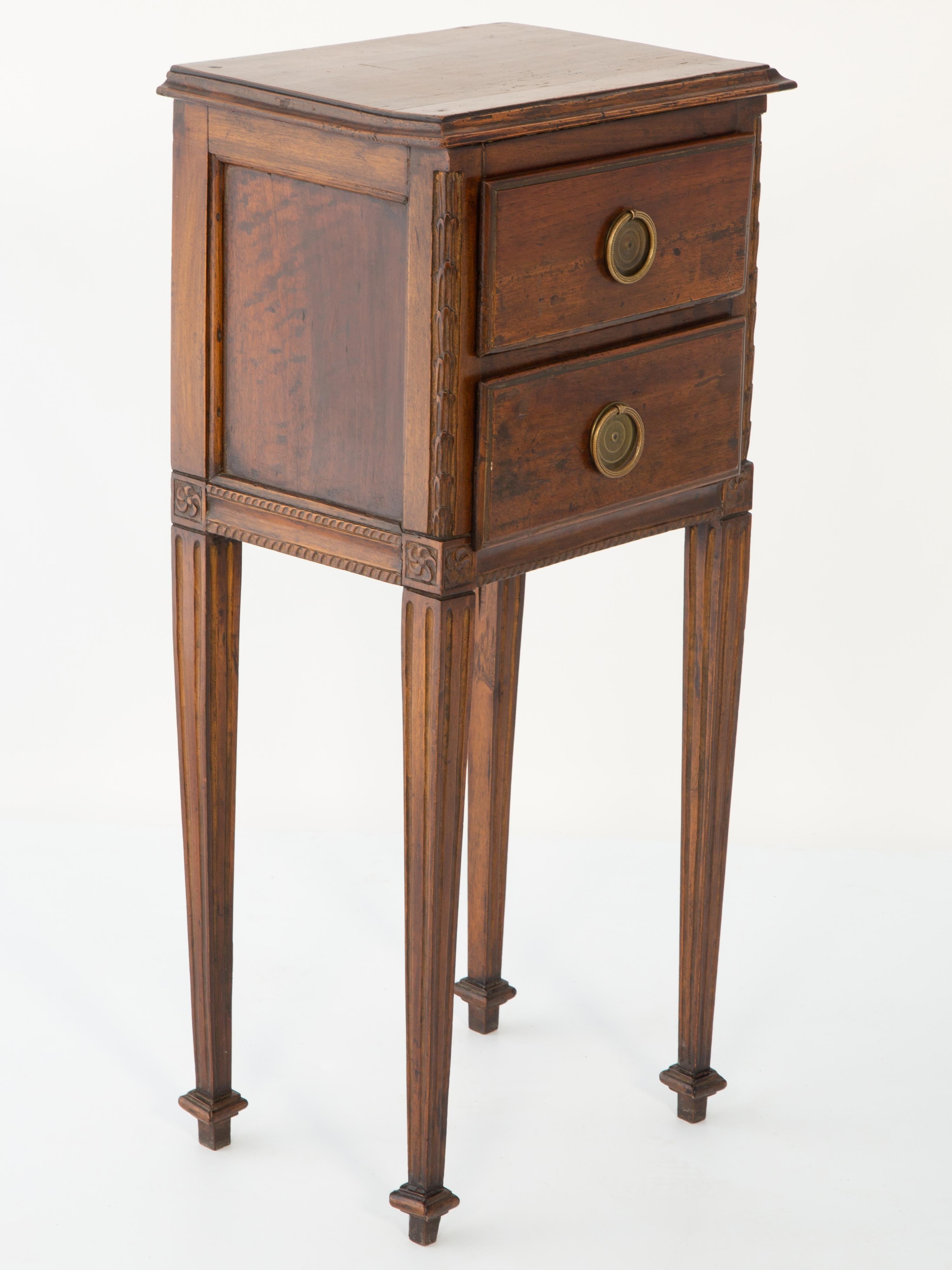 Table d'appoint à deux tiroirs en noyer sur pieds du XVIIIe siècle Bon état - En vente à West Palm Beach, FL