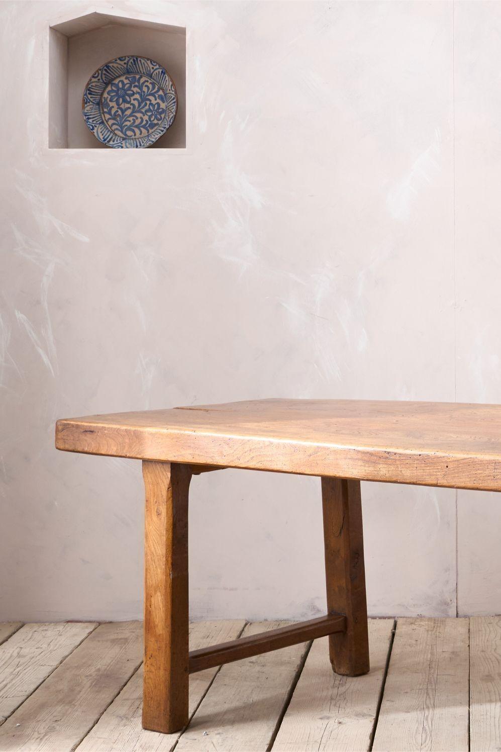 Se trata de una mesa de comedor de olmo del siglo XVIII totalmente original, hecha con dos tablones muy gruesos. Esta pieza no se ha tocado ni cambiado en toda su vida, lo cual es algo raro de encontrar. Me encanta la originalidad y el carácter de
