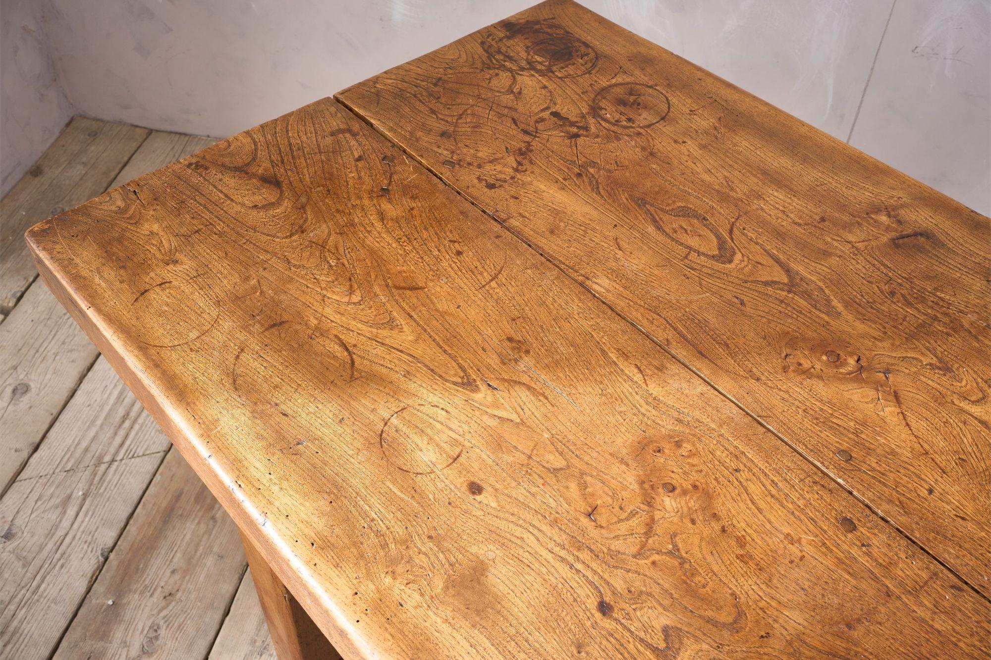 Mesa de comedor de dos tablones de olmo del siglo XVIII Olmo