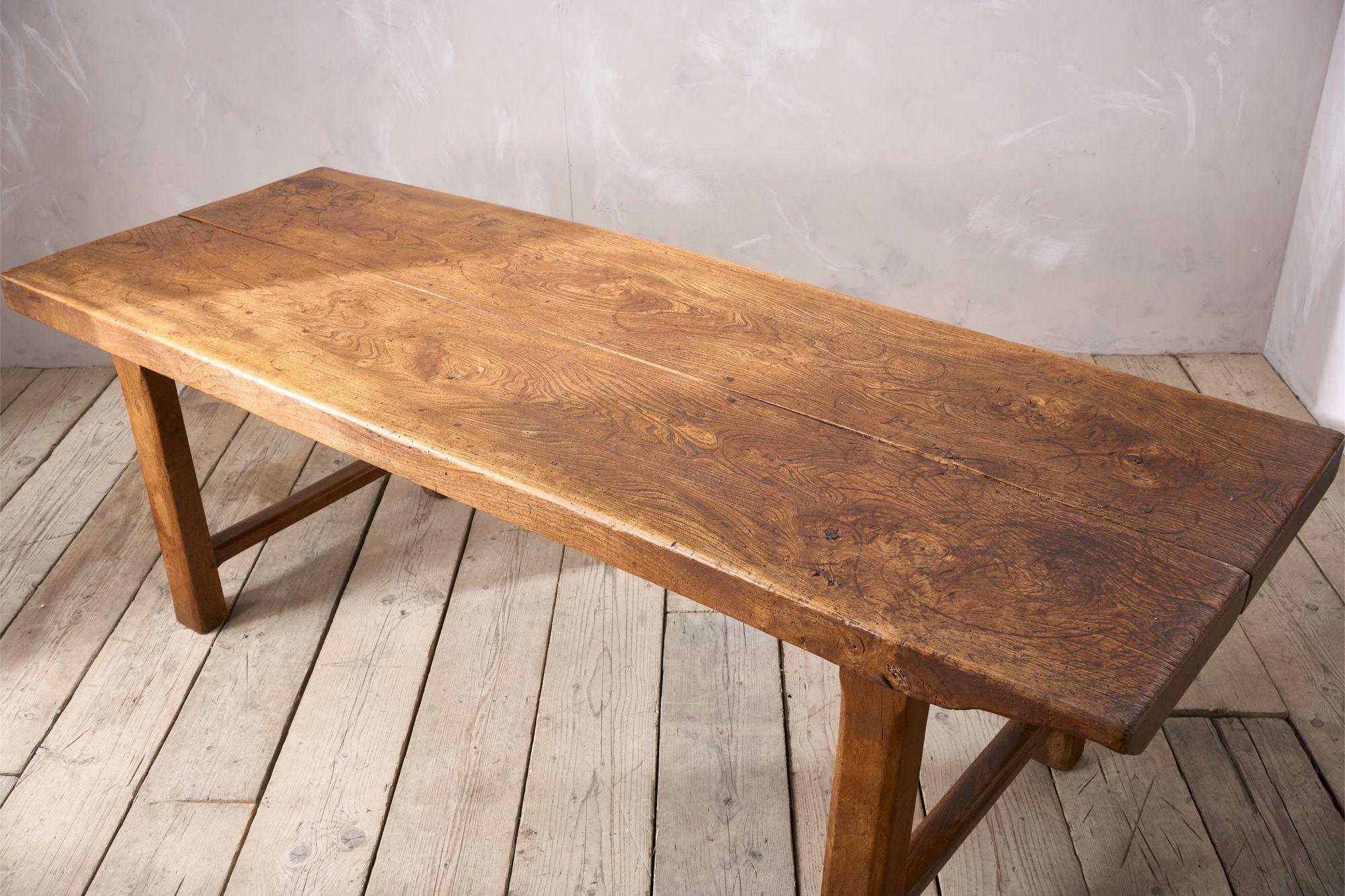 Mesa de comedor de dos tablones de olmo del siglo XVIII 1