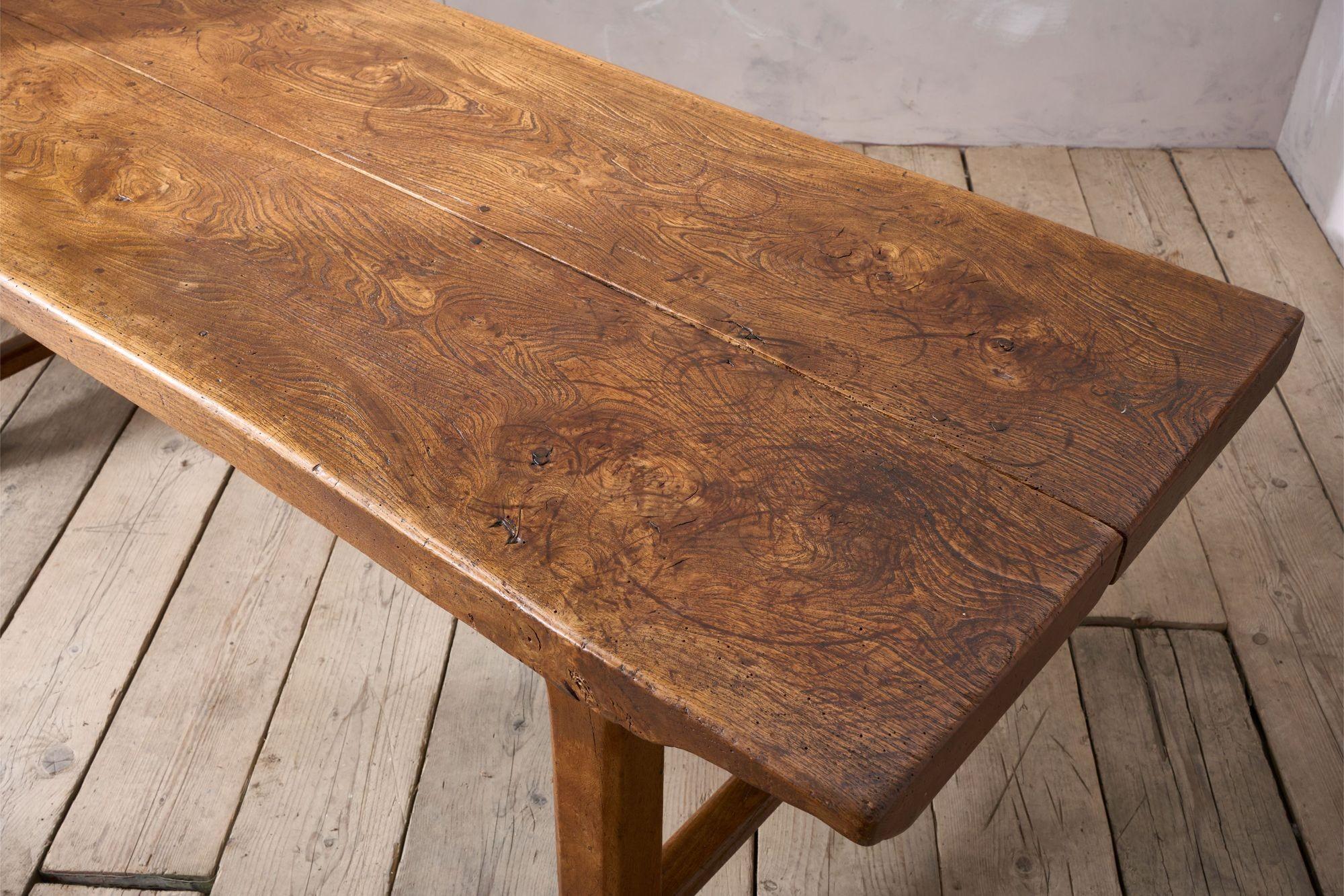 Mesa de comedor de dos tablones de olmo del siglo XVIII 3