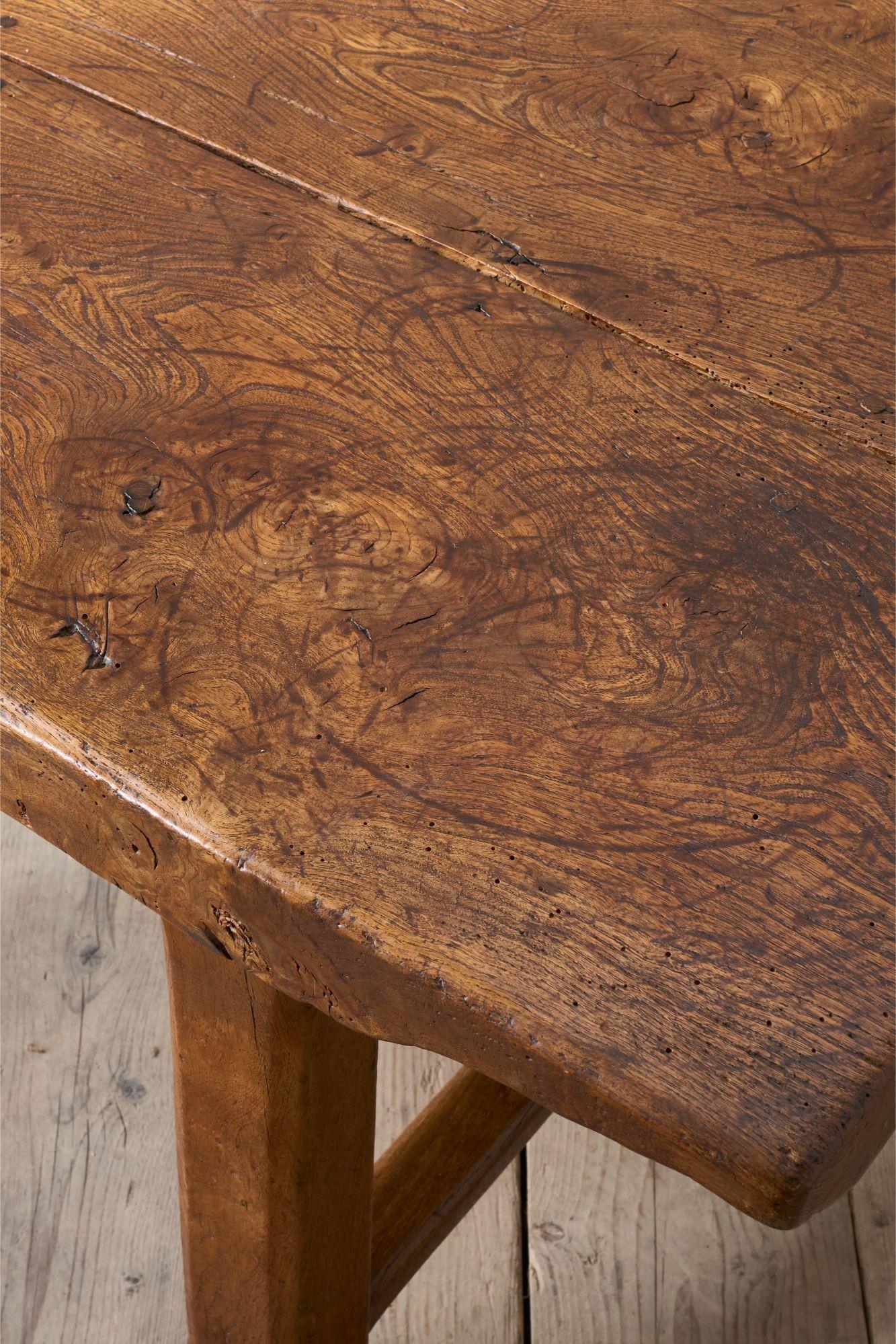 Mesa de comedor de dos tablones de olmo del siglo XVIII 4