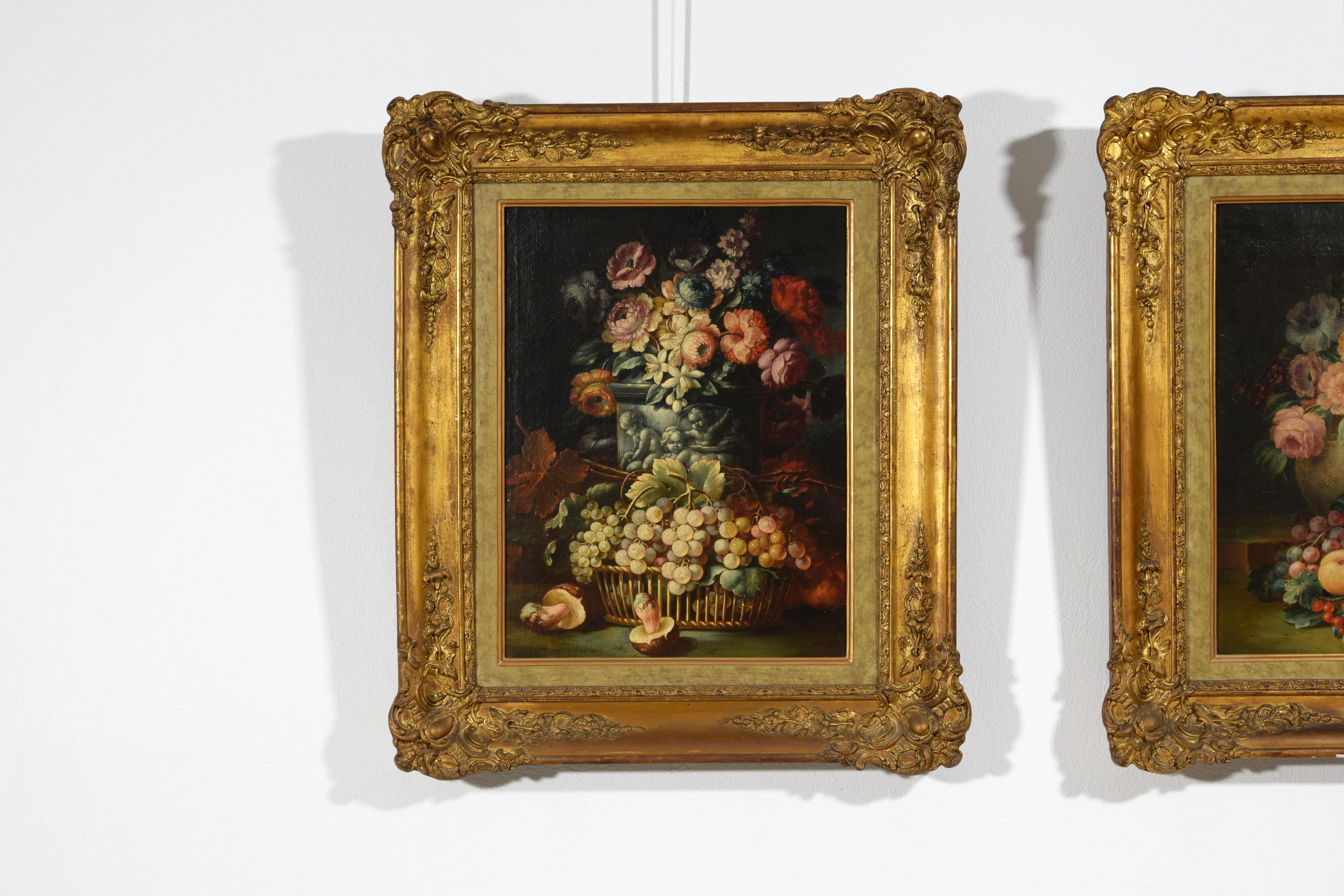 Zwei Stillleben mit Blumen und Früchten aus dem 18. Jahrhundert, italienische Gemälde (Leinwand) im Angebot