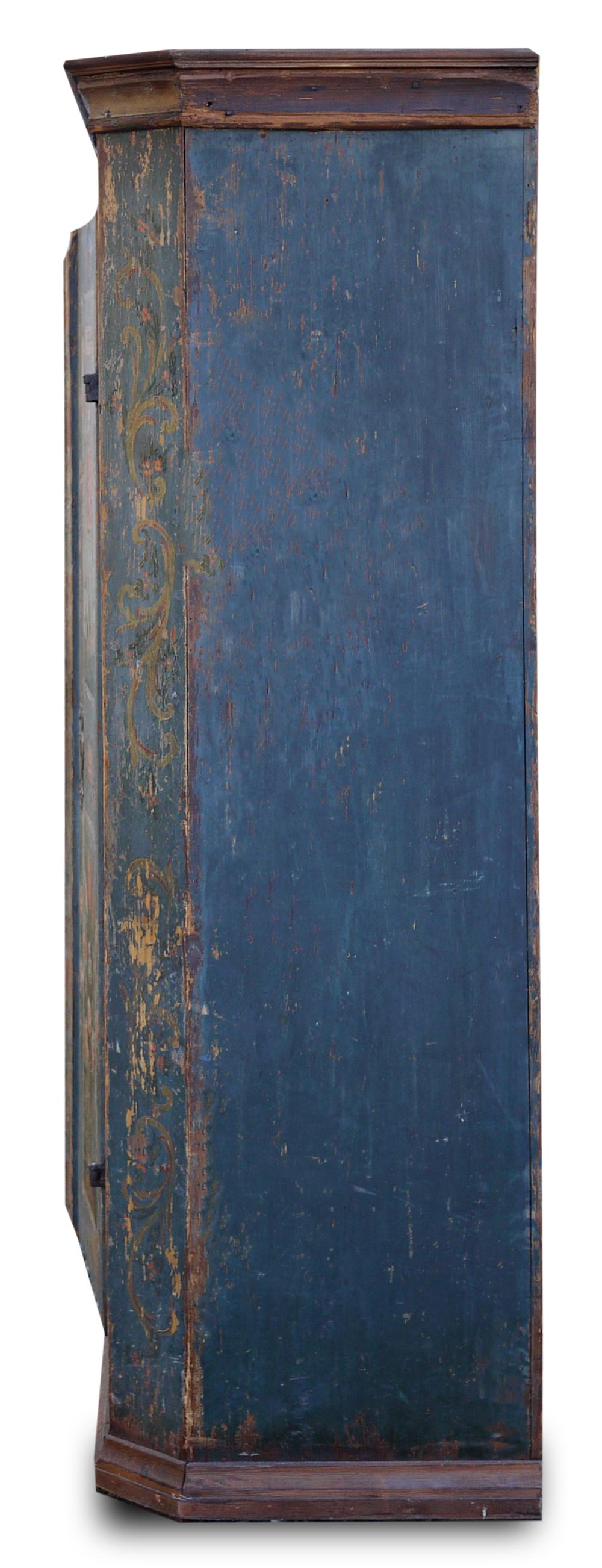 Tyrolean blue painted wardrobe

Measures: H 166 cm, L 100 cm, P 40 cm

Tyrolean painted wardrobe with two doors, entirely painted blue.

Floral motifs are distributed over the entire surface together with ramages, especially on the sides. The