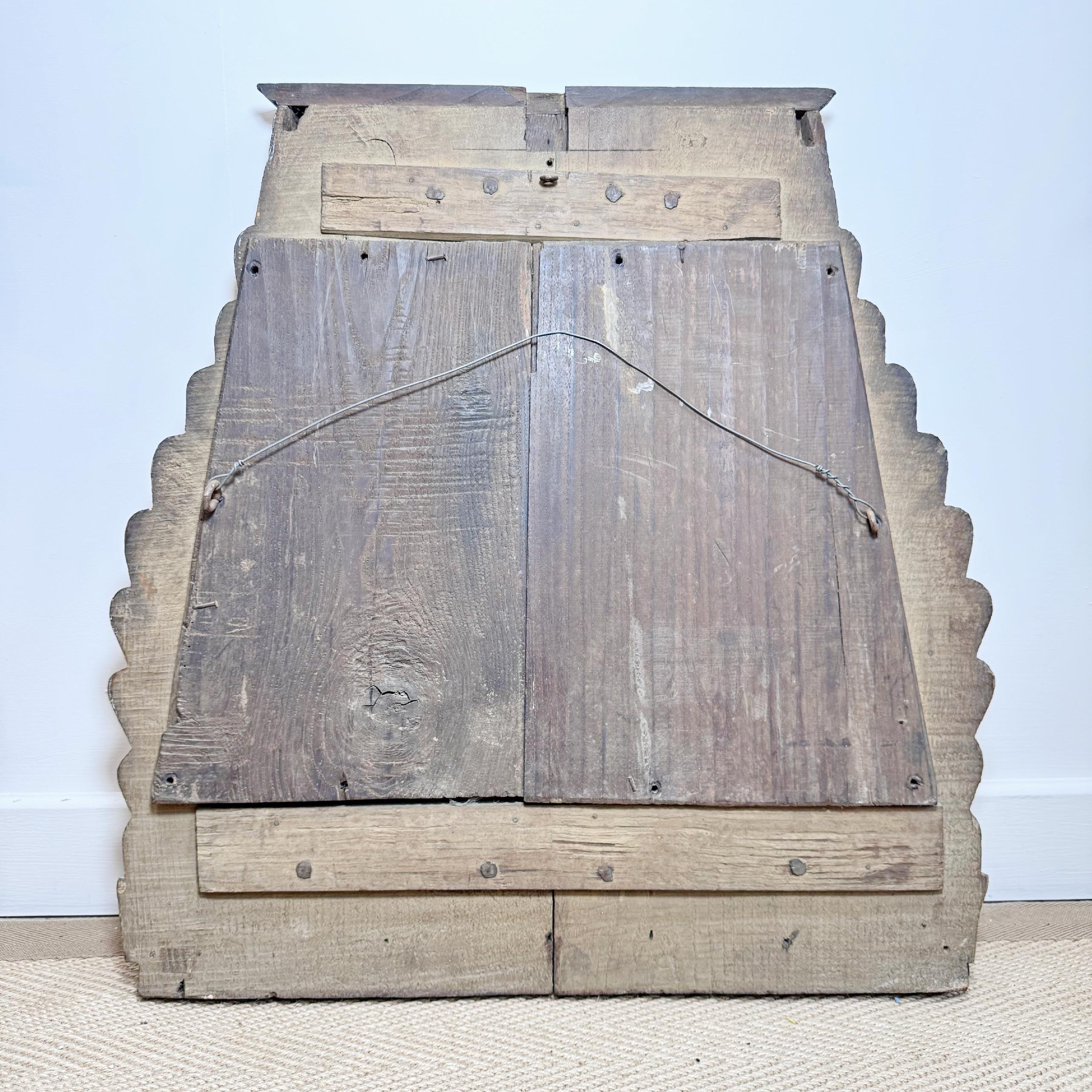 Miroir Tyrolien du 18e siècle sculpté et peint à la main en vente 5