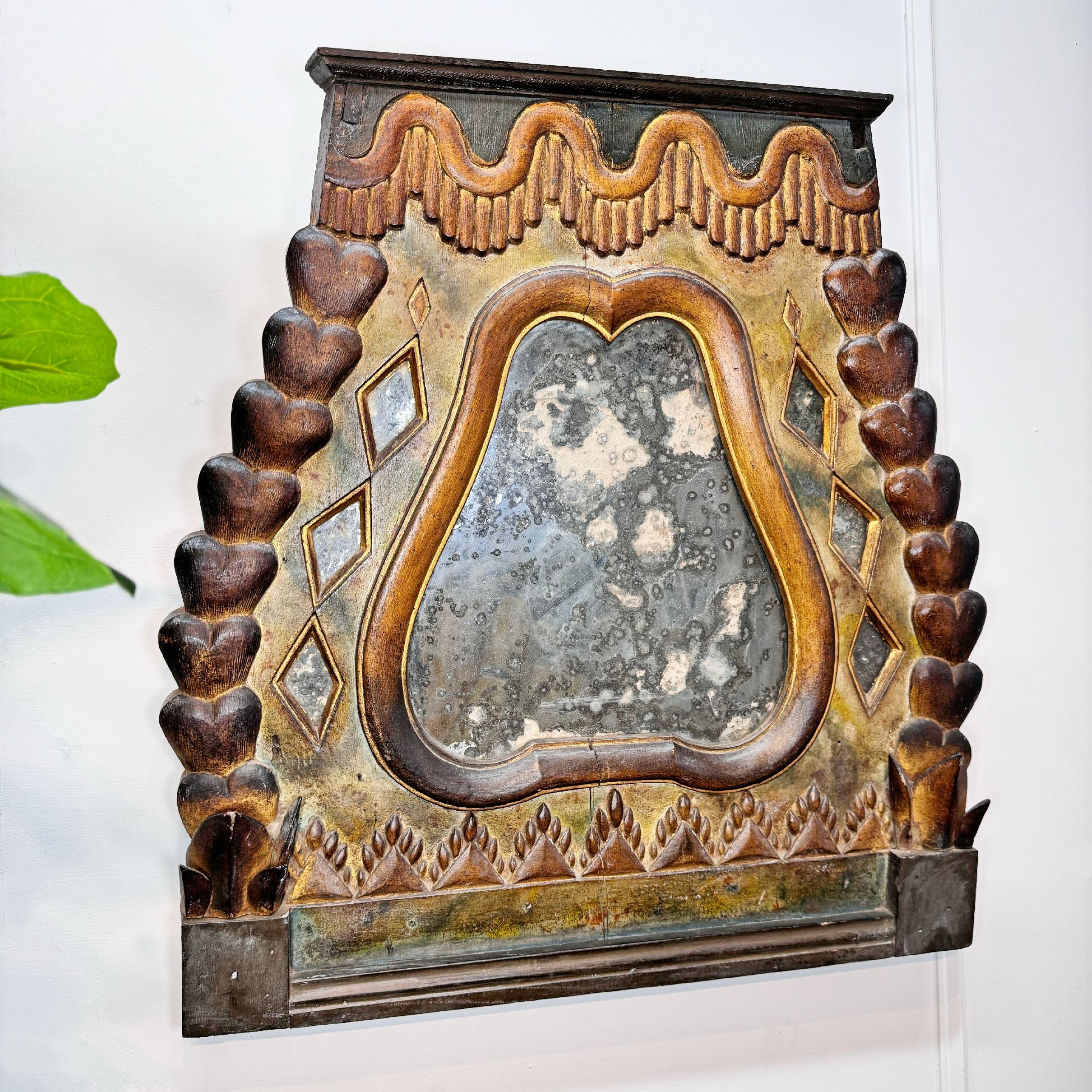 Bellissimo specchio da parete tirolese austriaco del XVIII secolo, profondamente intagliato a mano con cuori, nappe e fiamme, in Greene & Greene, la lastra originale dello specchio, perfettamente fustellata, gli inserti dello specchio nella