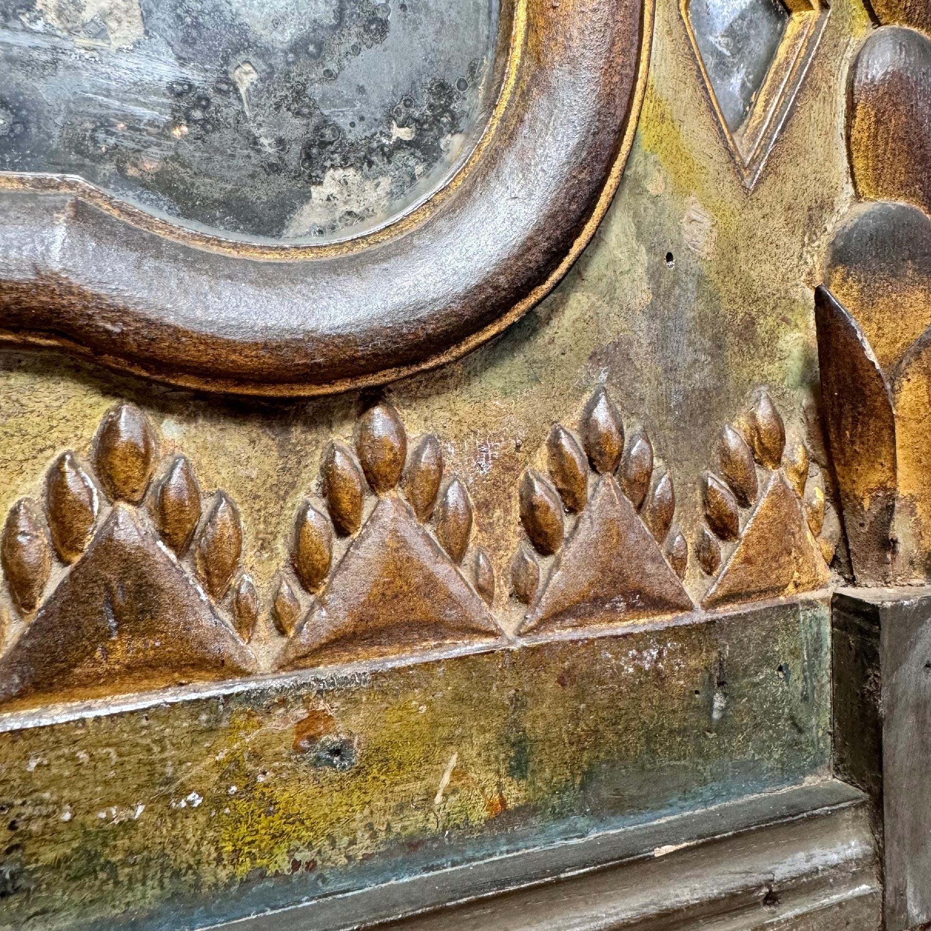 Specchio tirolese del XVIII secolo intagliato e dipinto a mano in vendita 3