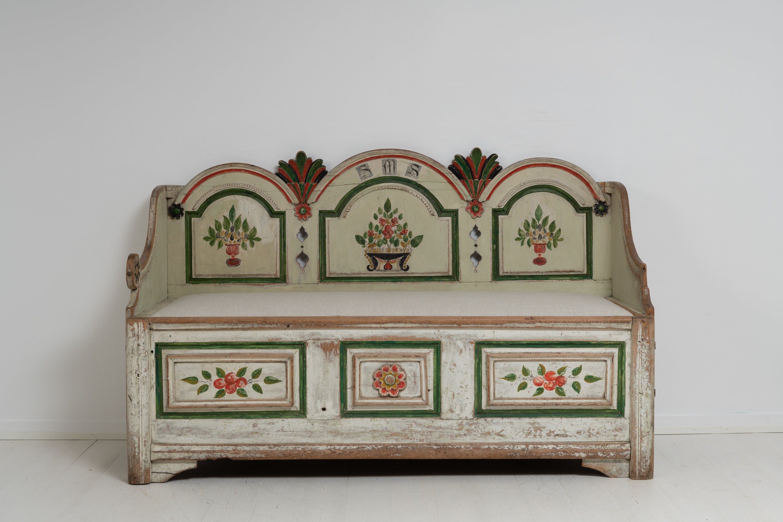 Unique folk art rococo sofa from an old farm house in Vålådalen in Jämtland in Sweden. The village is located a couple of Scandinavian miles from Sweden’s largest ski resort Åre. The sofa is one-of-a-kind rococo folk art and made during the late