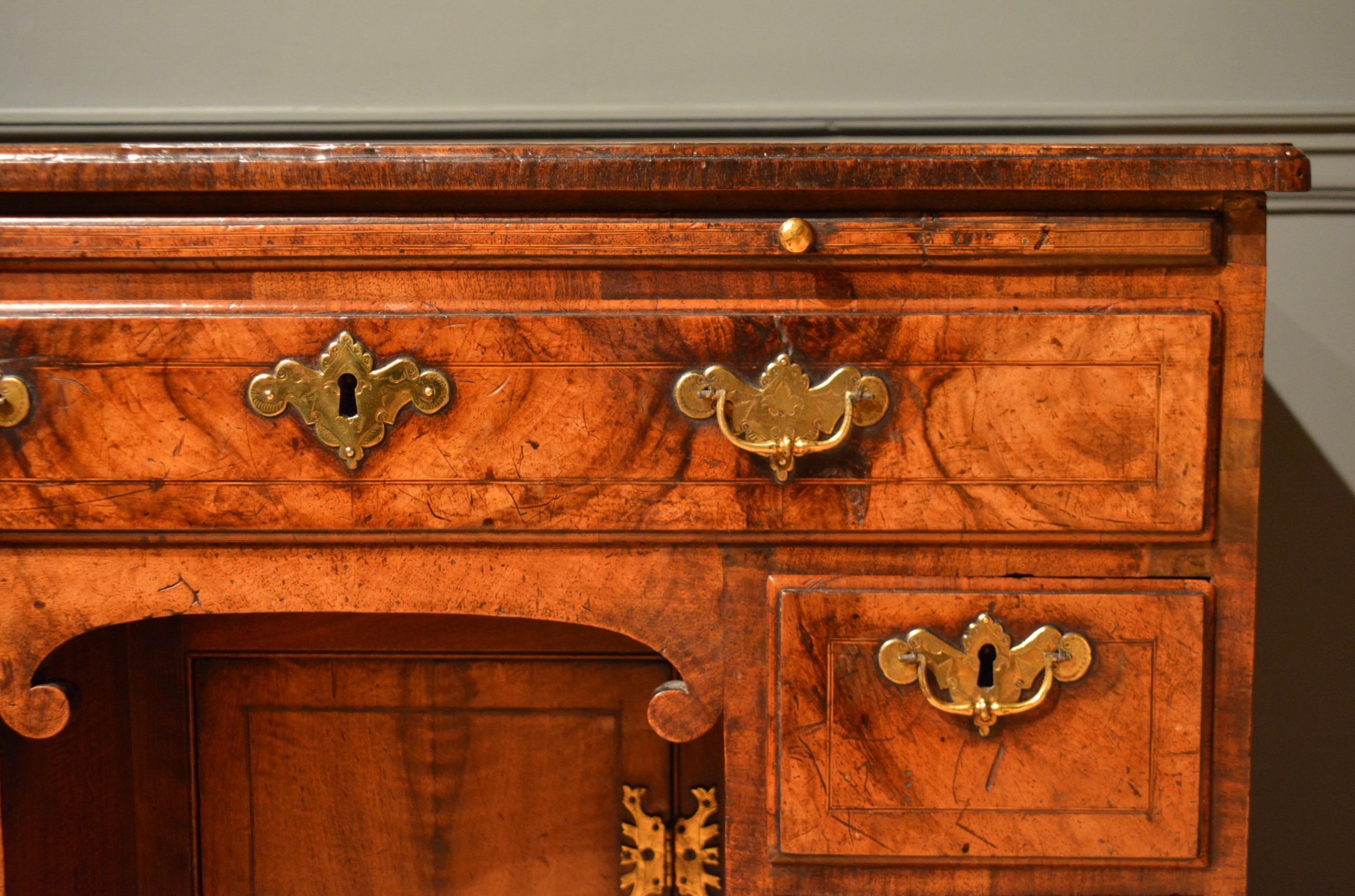 English 18th Century Veneered Walnut Kneehole Desk For Sale