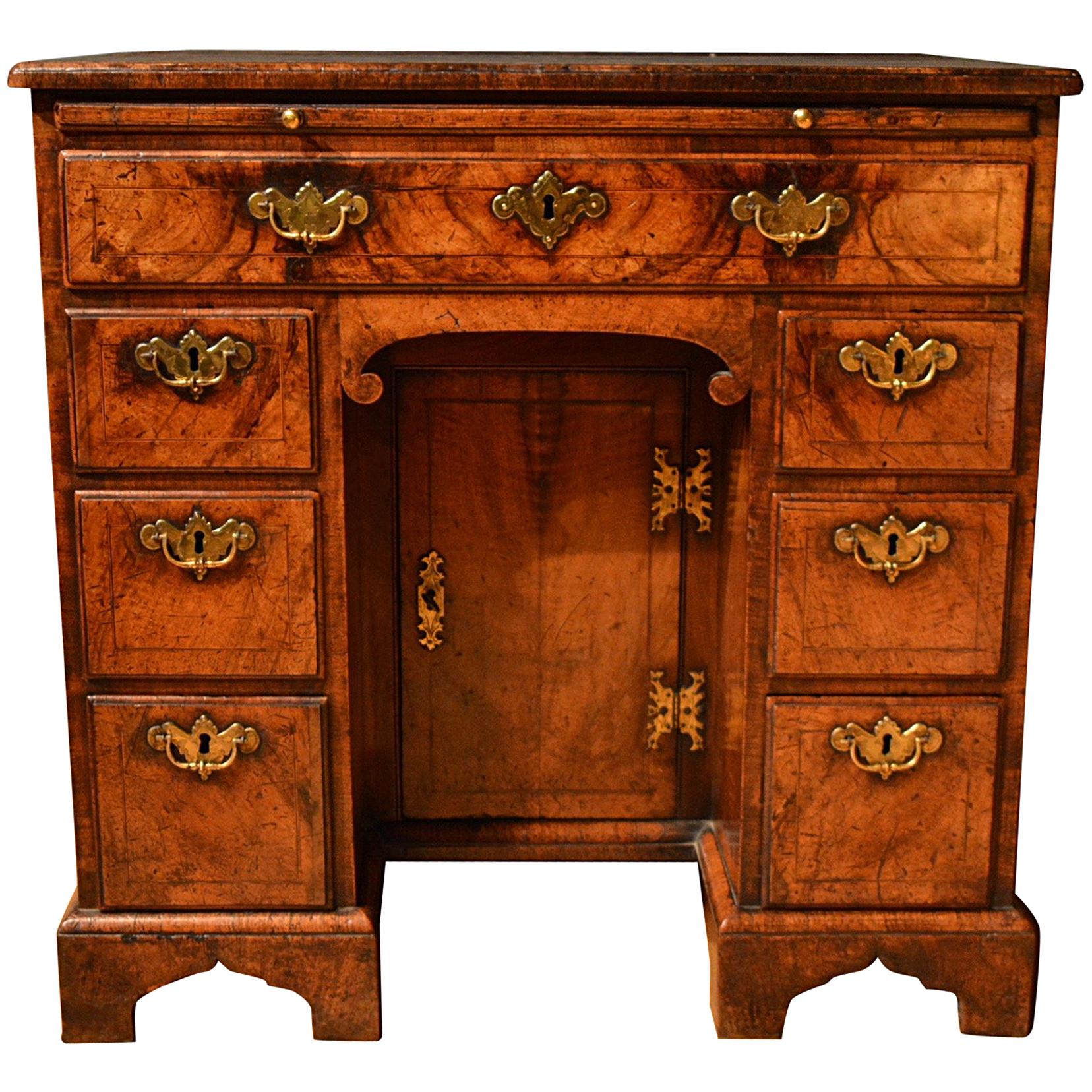 18th Century Veneered Walnut Kneehole Desk im Angebot