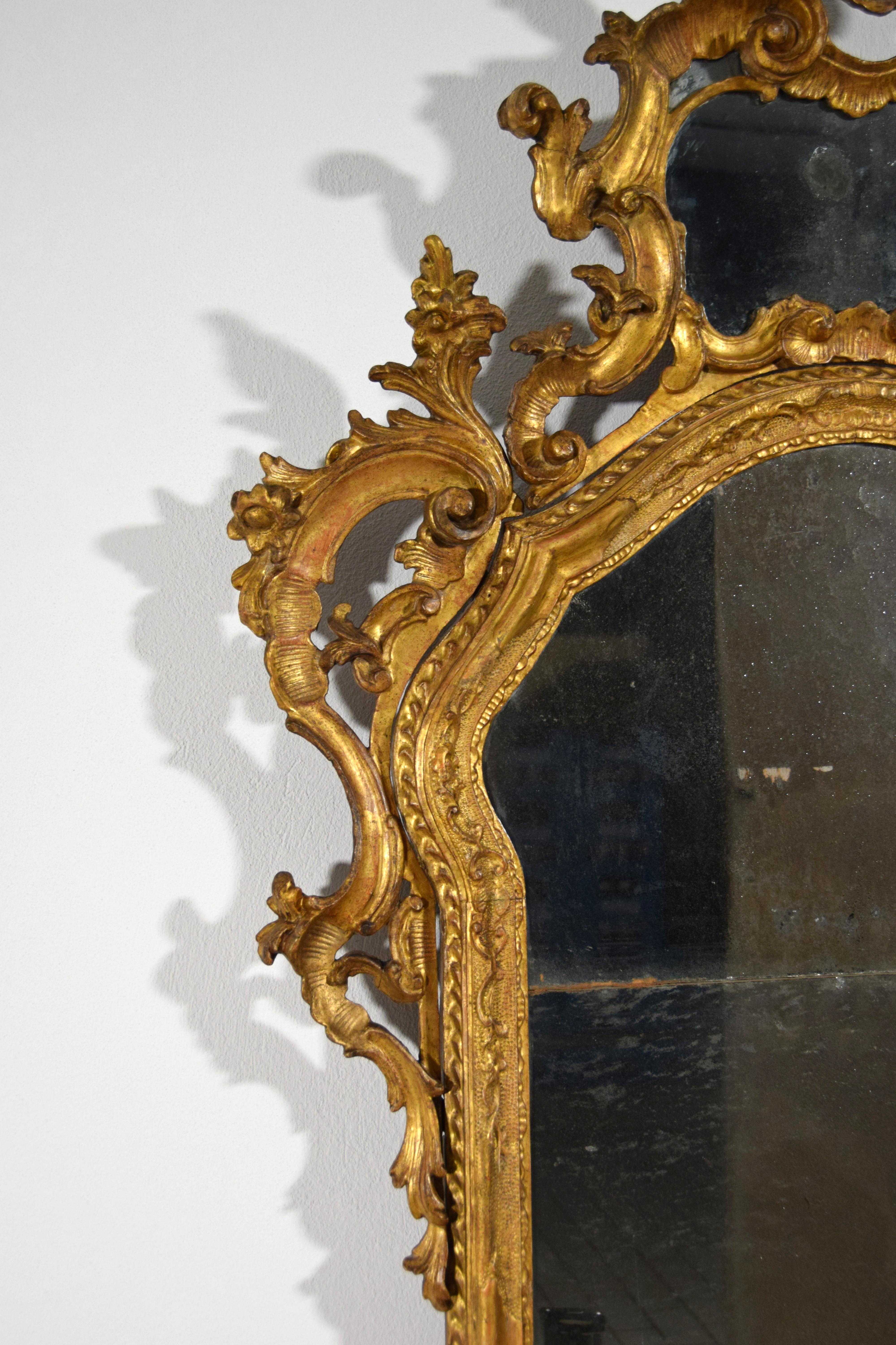 18th Century, Venetian Baroque Carved Giltwood Mirror For Sale 13
