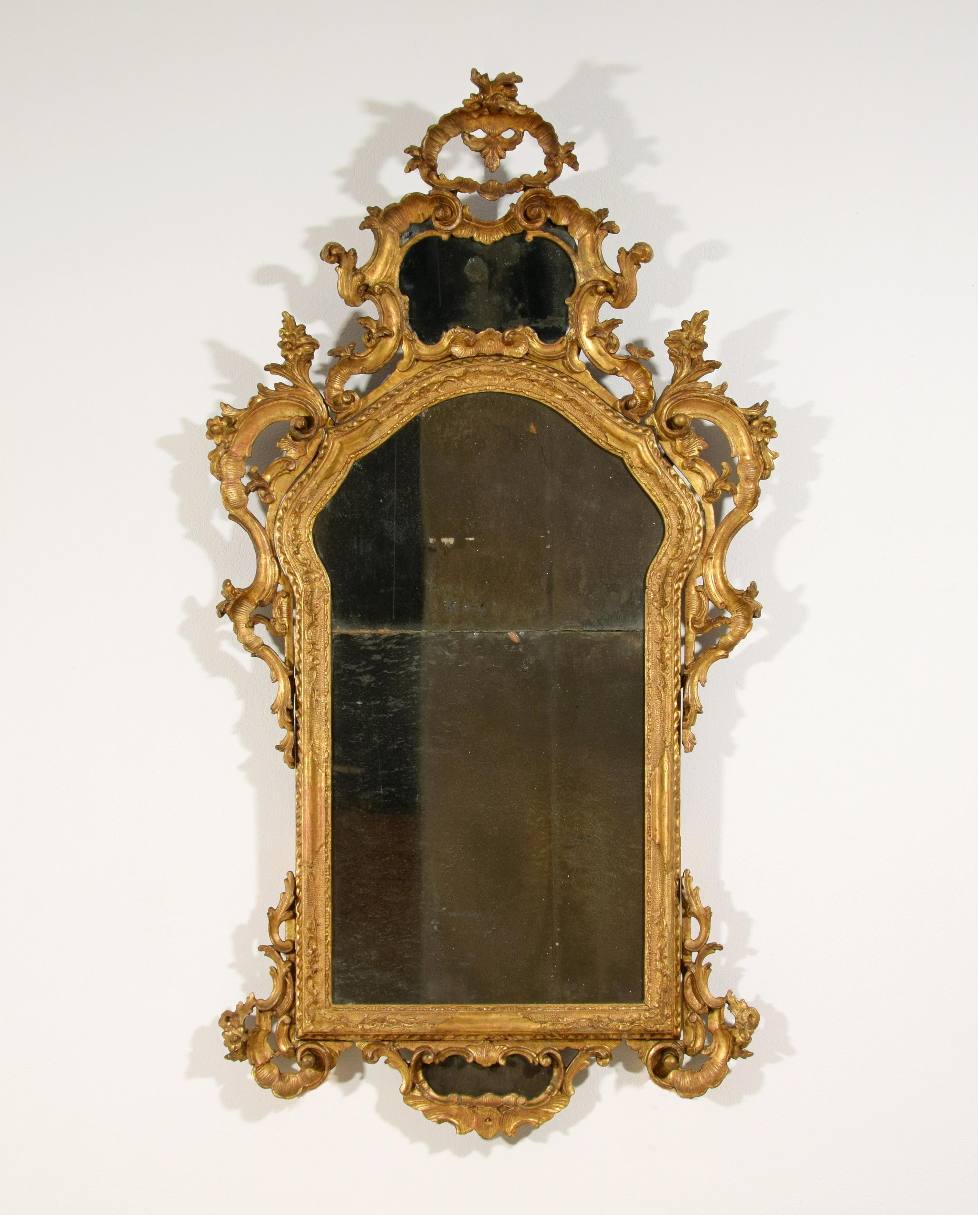 XVIIIe siècle, Baroque vénitien, miroir en bois doré sculpté

Ce miroir a été fabriqué à Venise, en Italie, dans la seconde moitié du XVIIIe siècle. Le cadre, en bois sculpté et doré, présente les caractéristiques du baroque vénitien.
Le bandeau