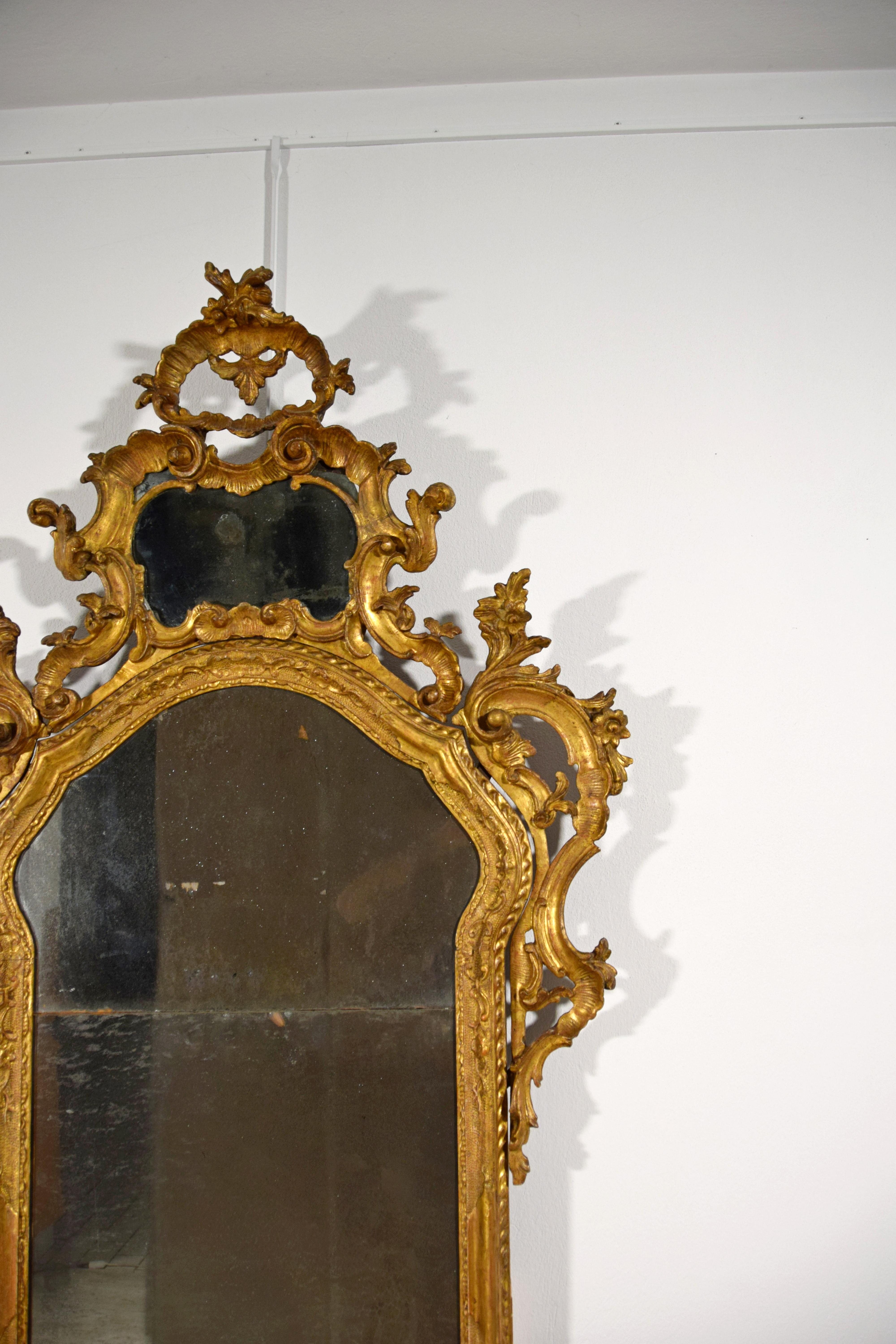 18th Century, Venetian Baroque Carved Giltwood Mirror For Sale 15