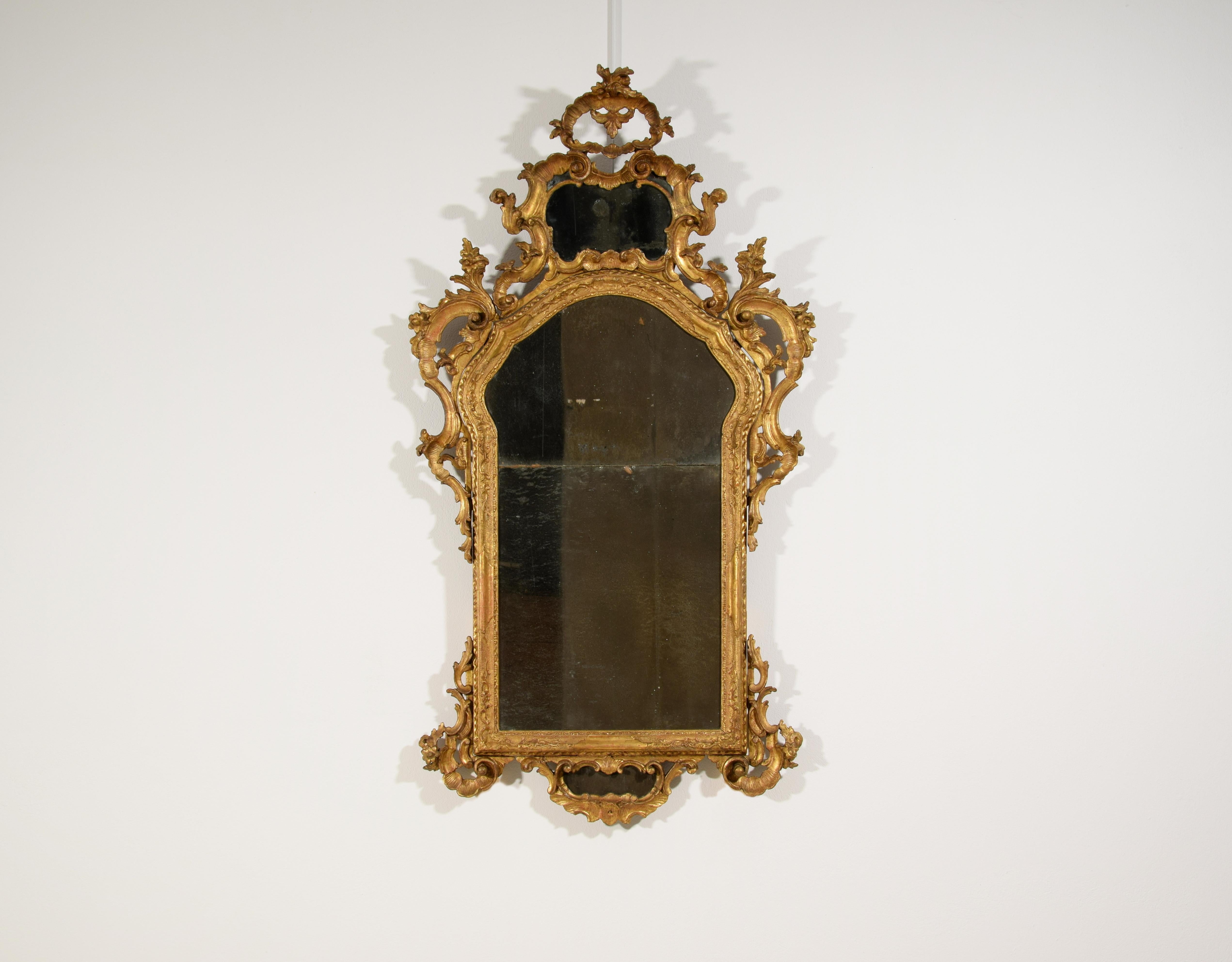 Italian 18th Century, Venetian Baroque Carved Giltwood Mirror For Sale