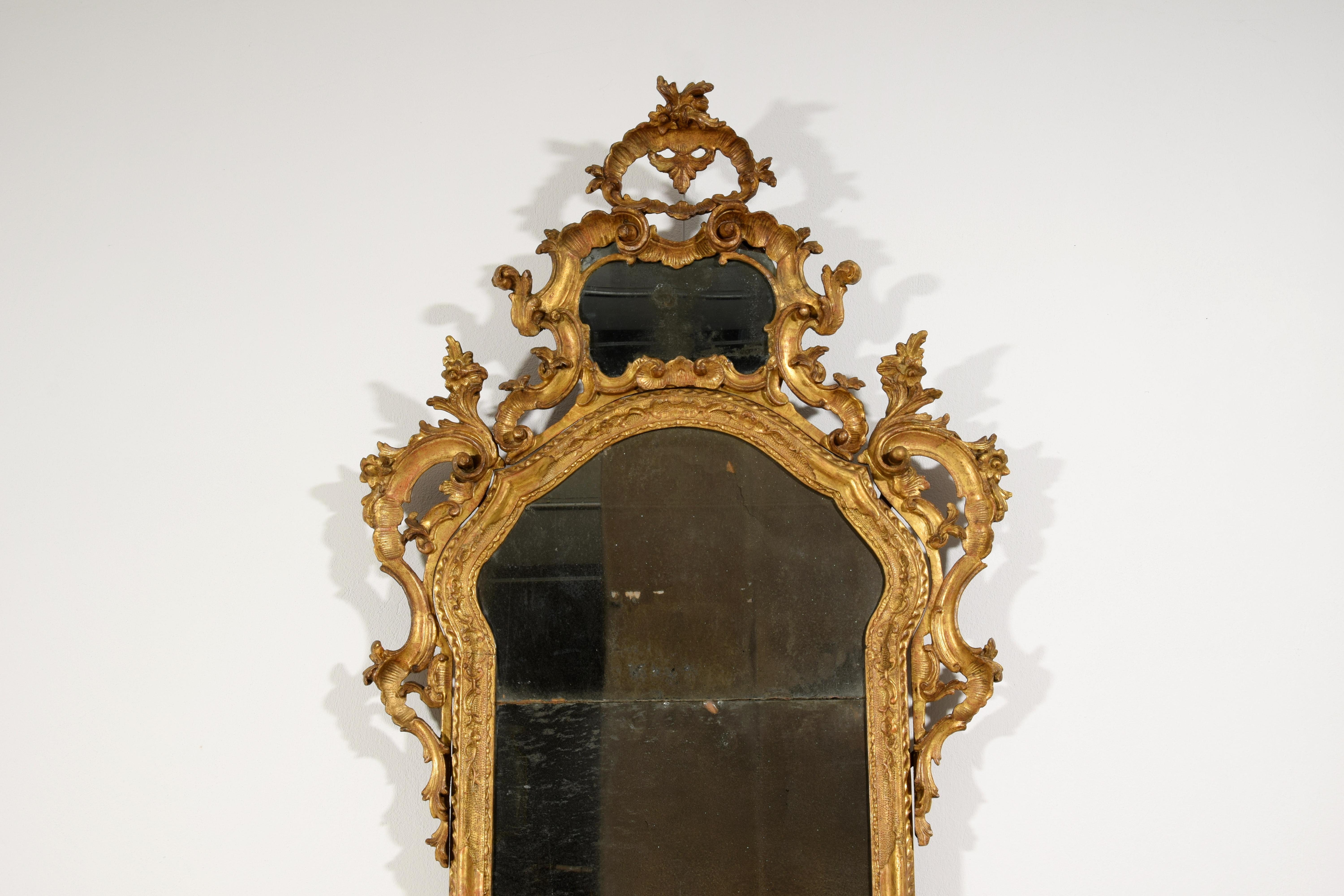 Hand-Carved 18th Century, Venetian Baroque Carved Giltwood Mirror For Sale