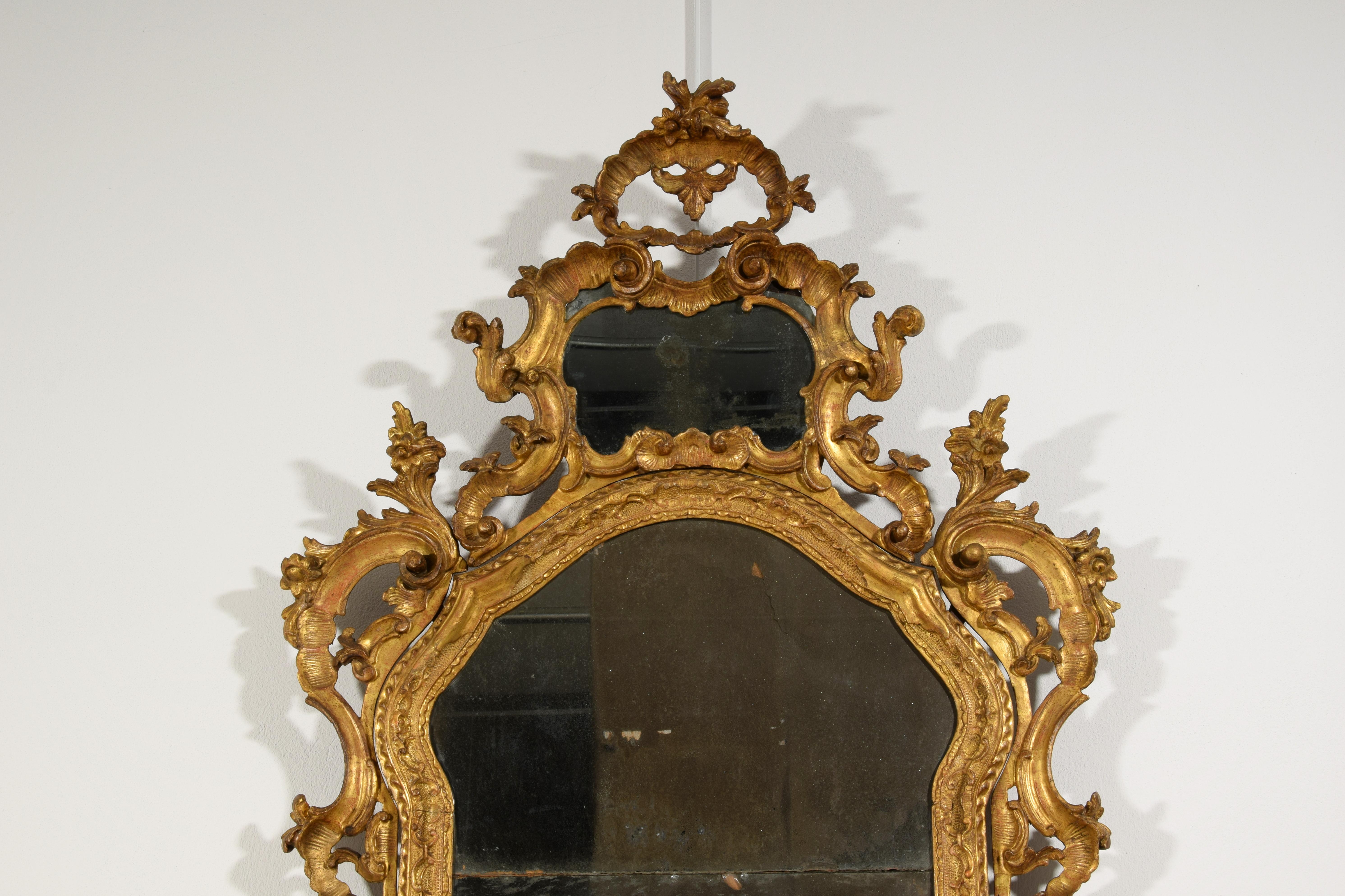 italien XVIIIe siècle, Baroque vénitien, miroir en bois doré sculpté en vente