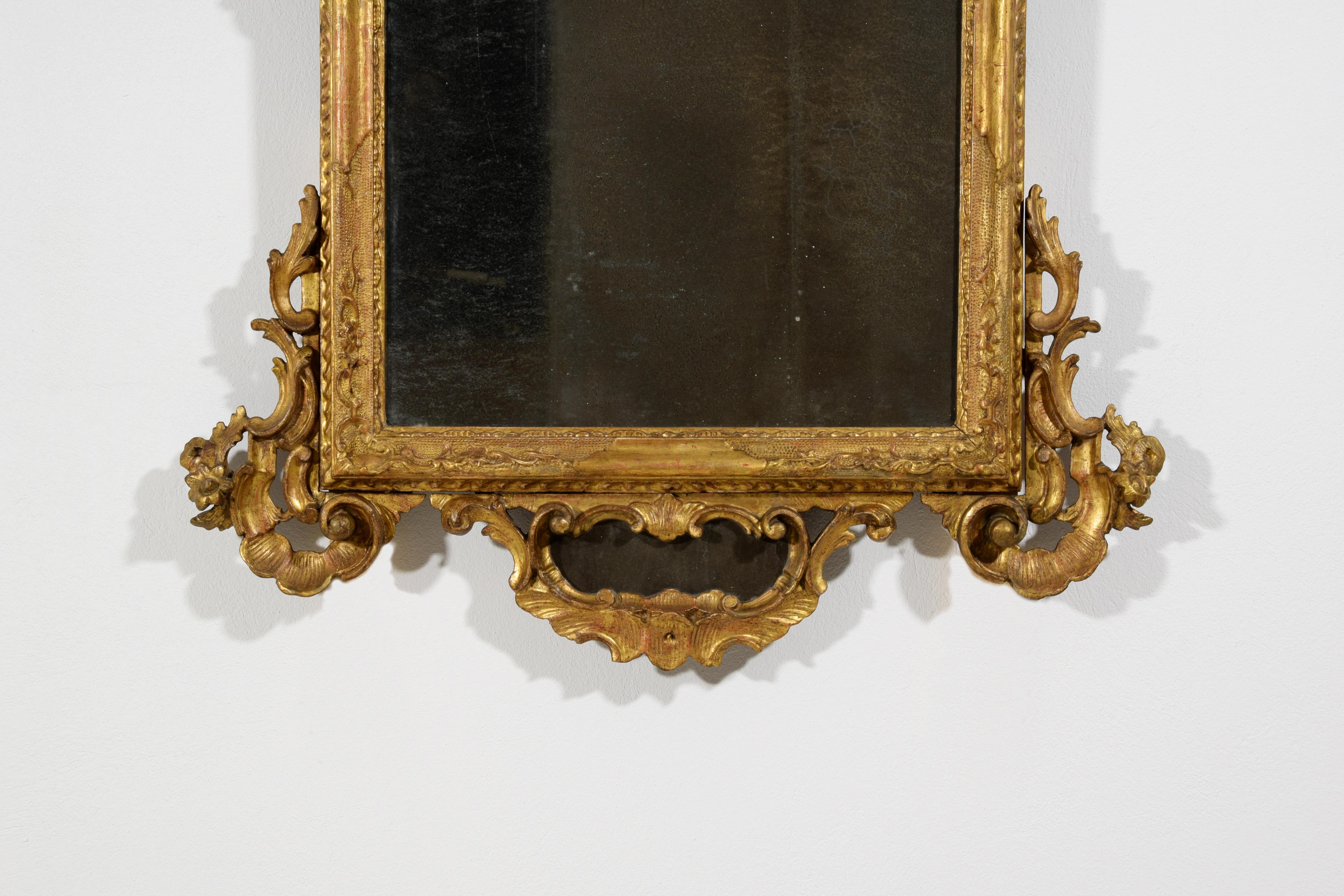 Sculpté à la main XVIIIe siècle, Baroque vénitien, miroir en bois doré sculpté en vente