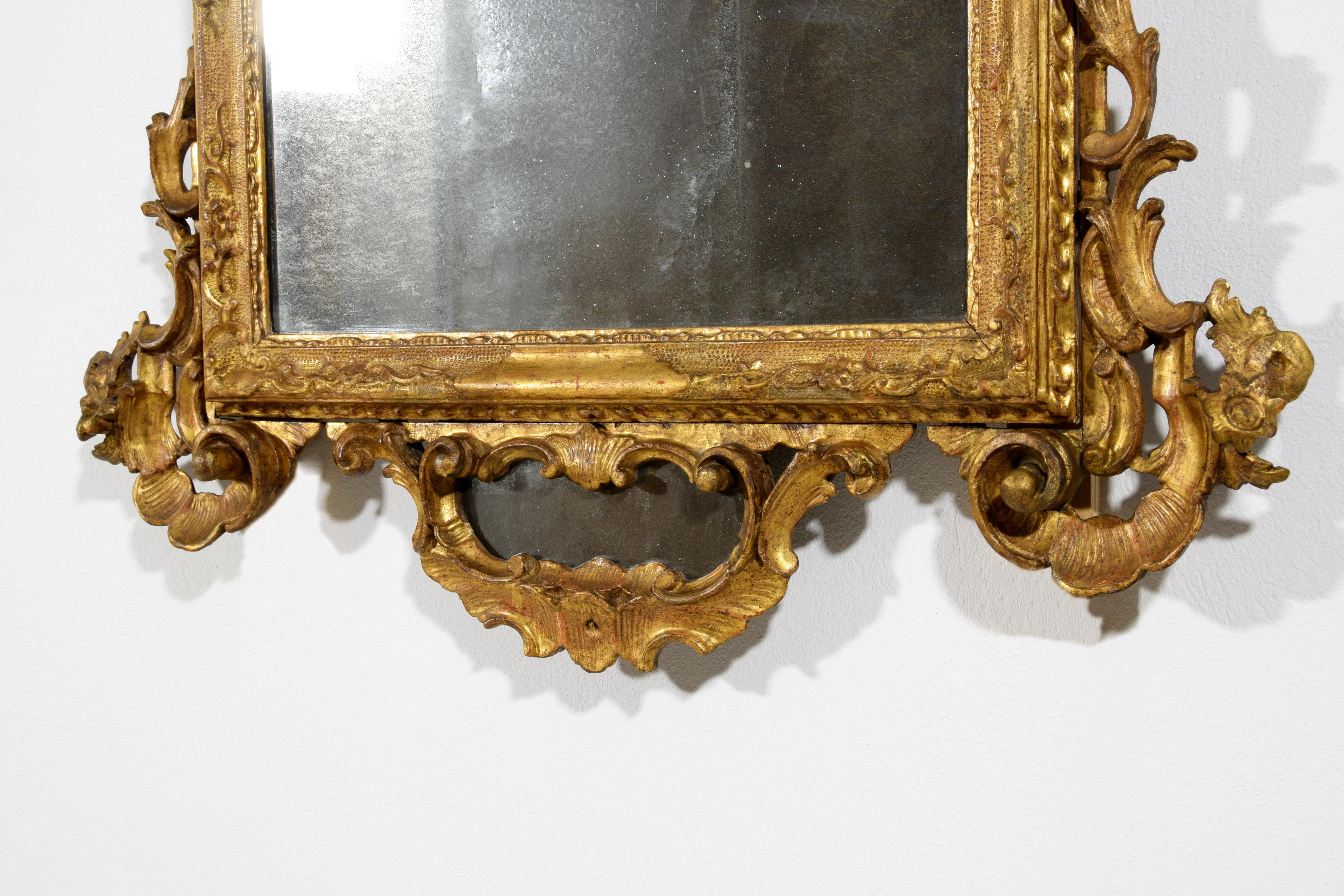 Sculpté à la main XVIIIe siècle, Baroque vénitien, miroir en bois doré sculpté en vente