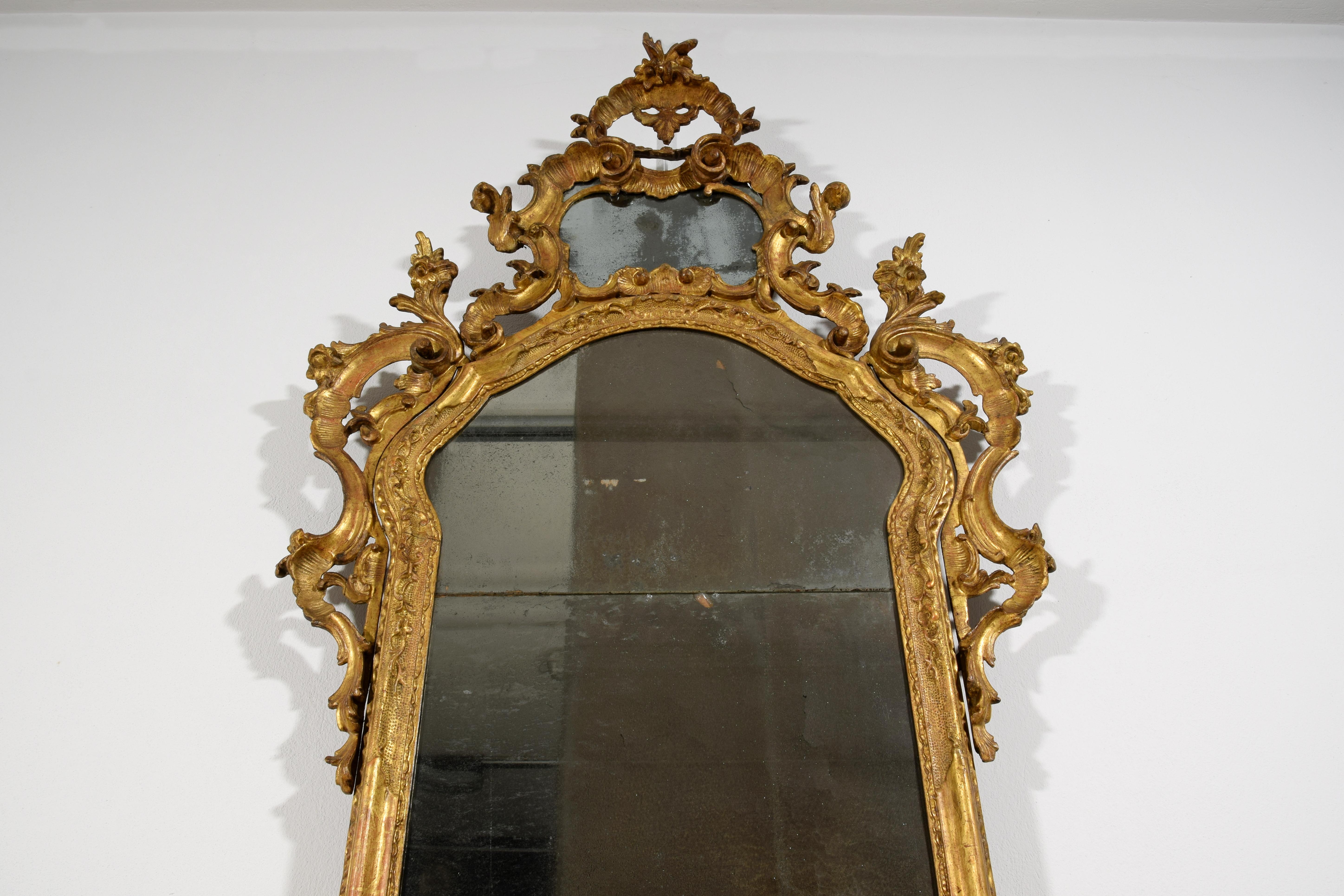 Miroir XVIIIe siècle, Baroque vénitien, miroir en bois doré sculpté en vente