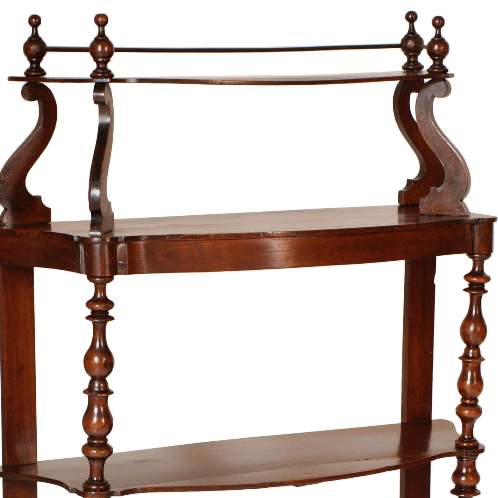 Very elegant 18th century Italian Baroque étagère in massive walnut, restored and polished with shellac and wax.

Measures in cm: H 135, W 97, D 35.


