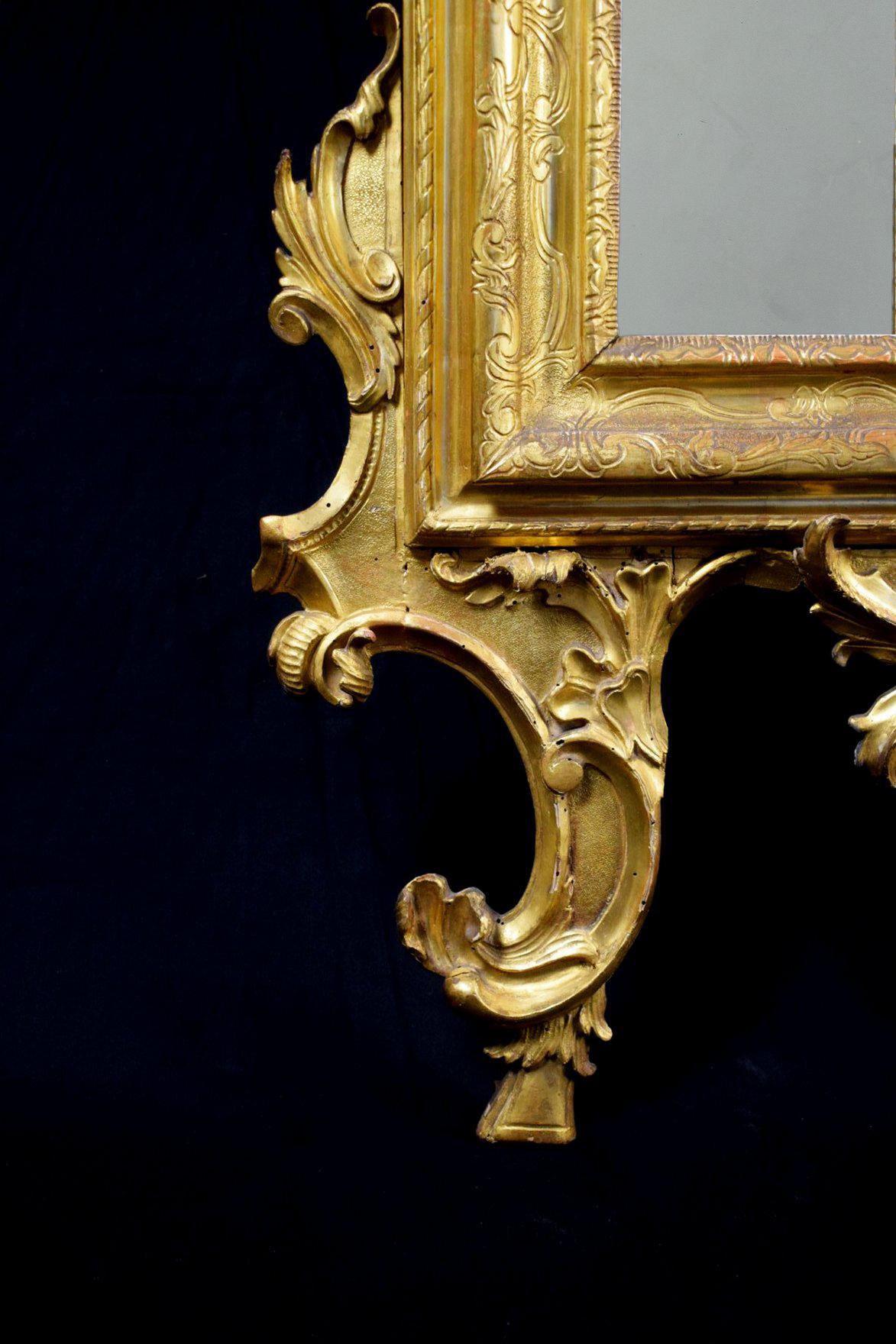 Miroir vénitien du XVIIIe siècle en bois sculpté et doré en vente 4