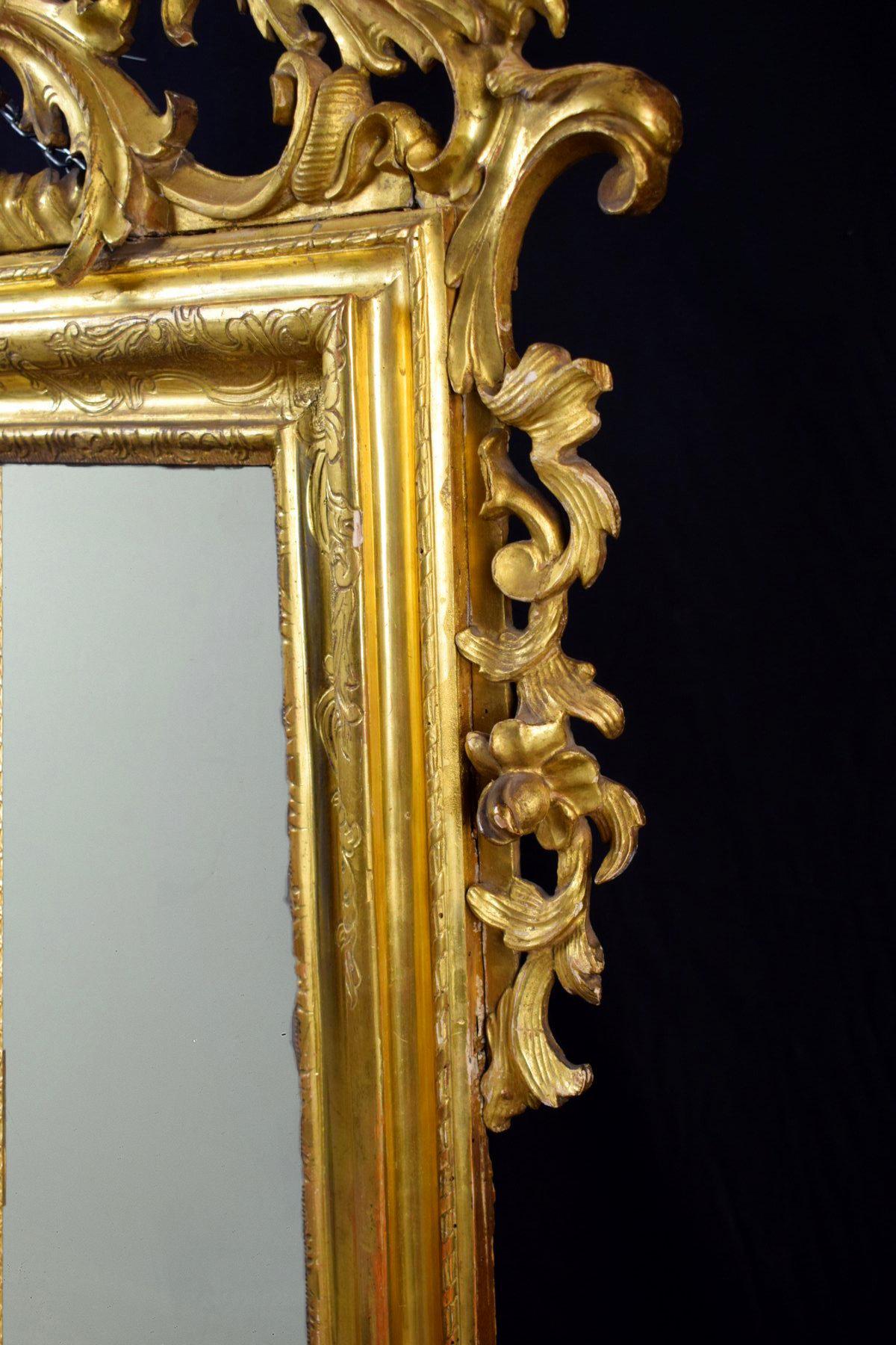 Miroir vénitien du XVIIIe siècle en bois sculpté et doré en vente 6