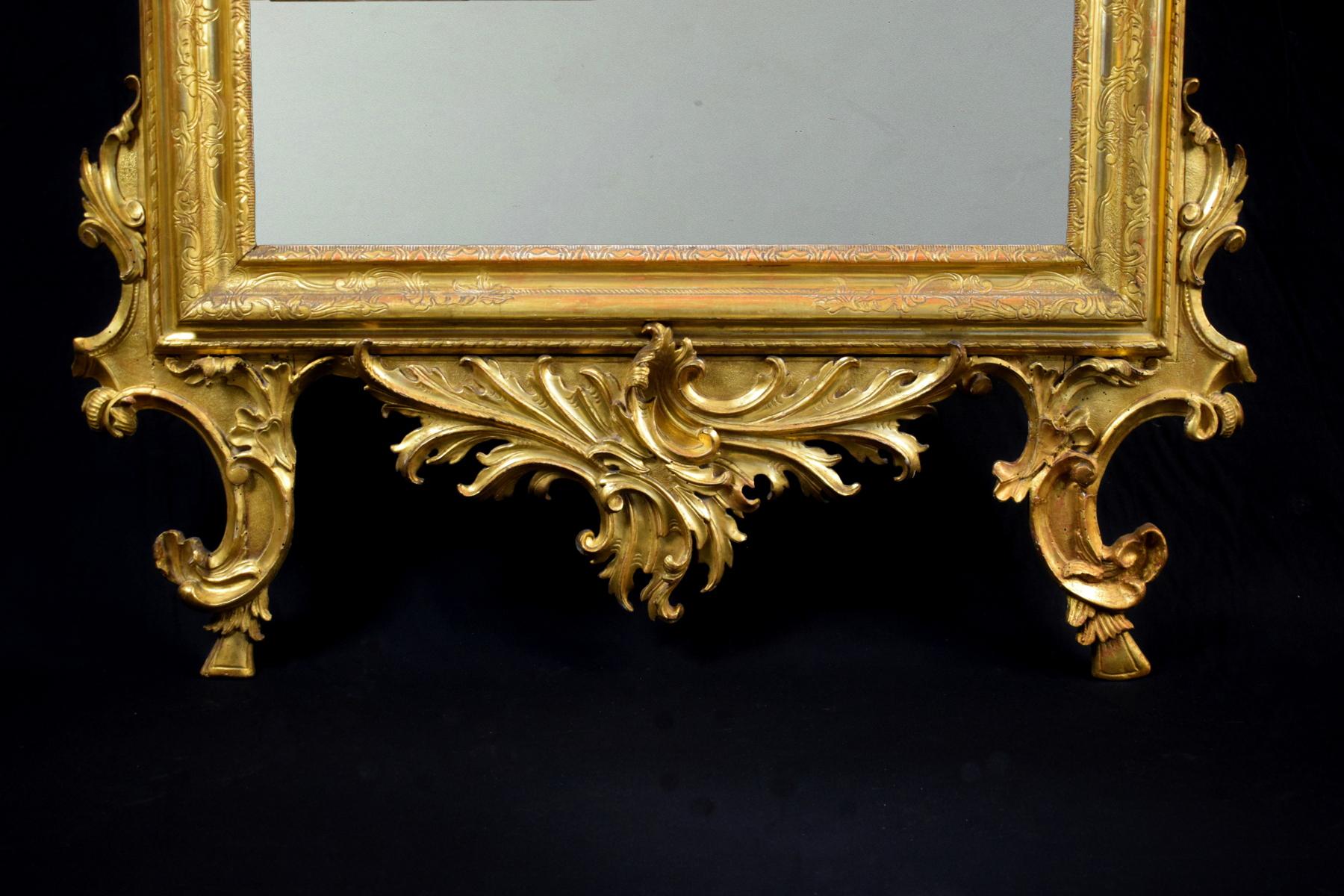 Rococo Miroir vénitien du XVIIIe siècle en bois sculpté et doré en vente