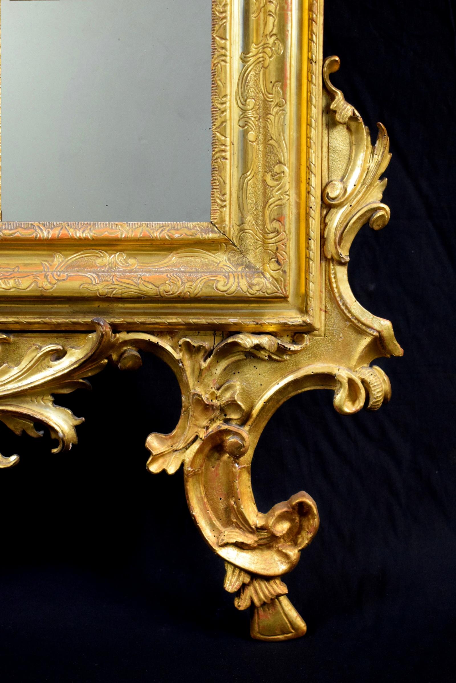 Venezianischer geschnitzter und vergoldeter Spiegel aus dem 18. (Handgeschnitzt) im Angebot