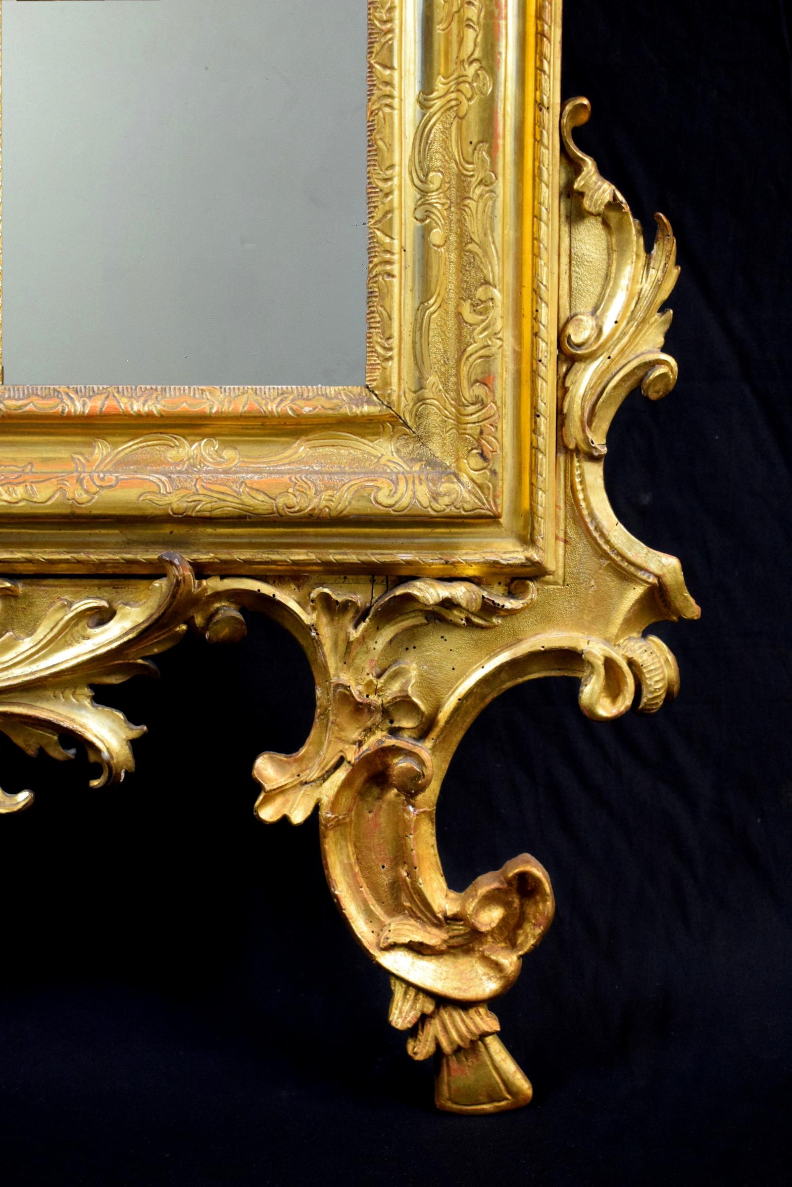 italien Miroir vénitien du XVIIIe siècle en bois sculpté et doré en vente