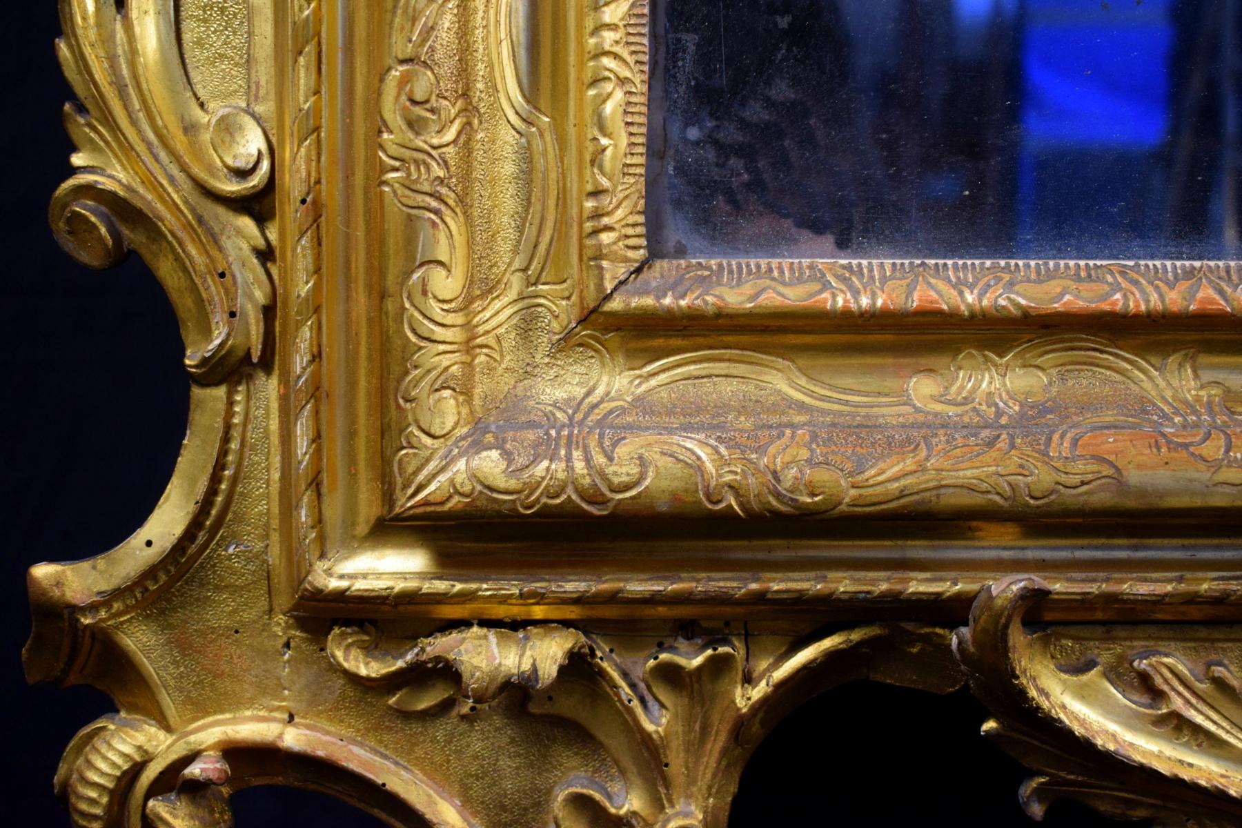 Bois Miroir vénitien du XVIIIe siècle en bois sculpté et doré en vente