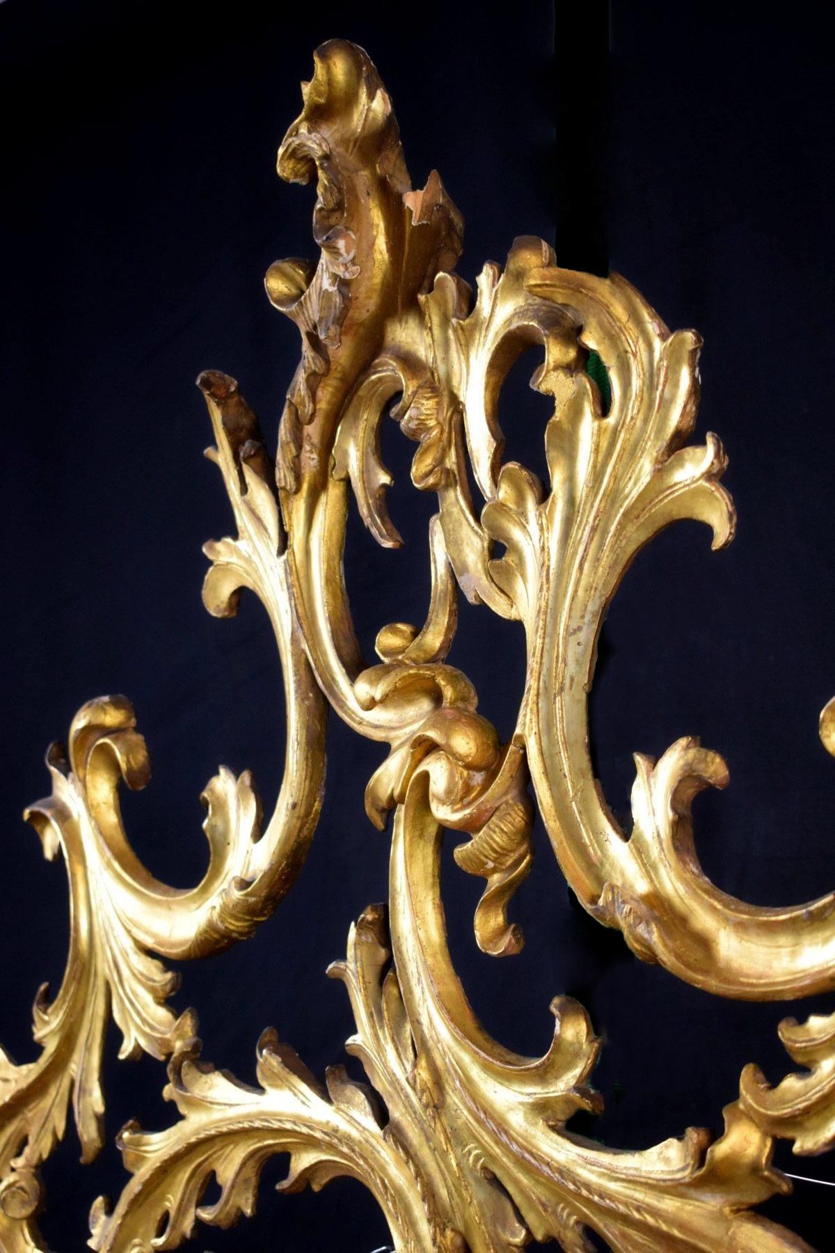 Miroir vénitien du XVIIIe siècle en bois sculpté et doré en vente 1