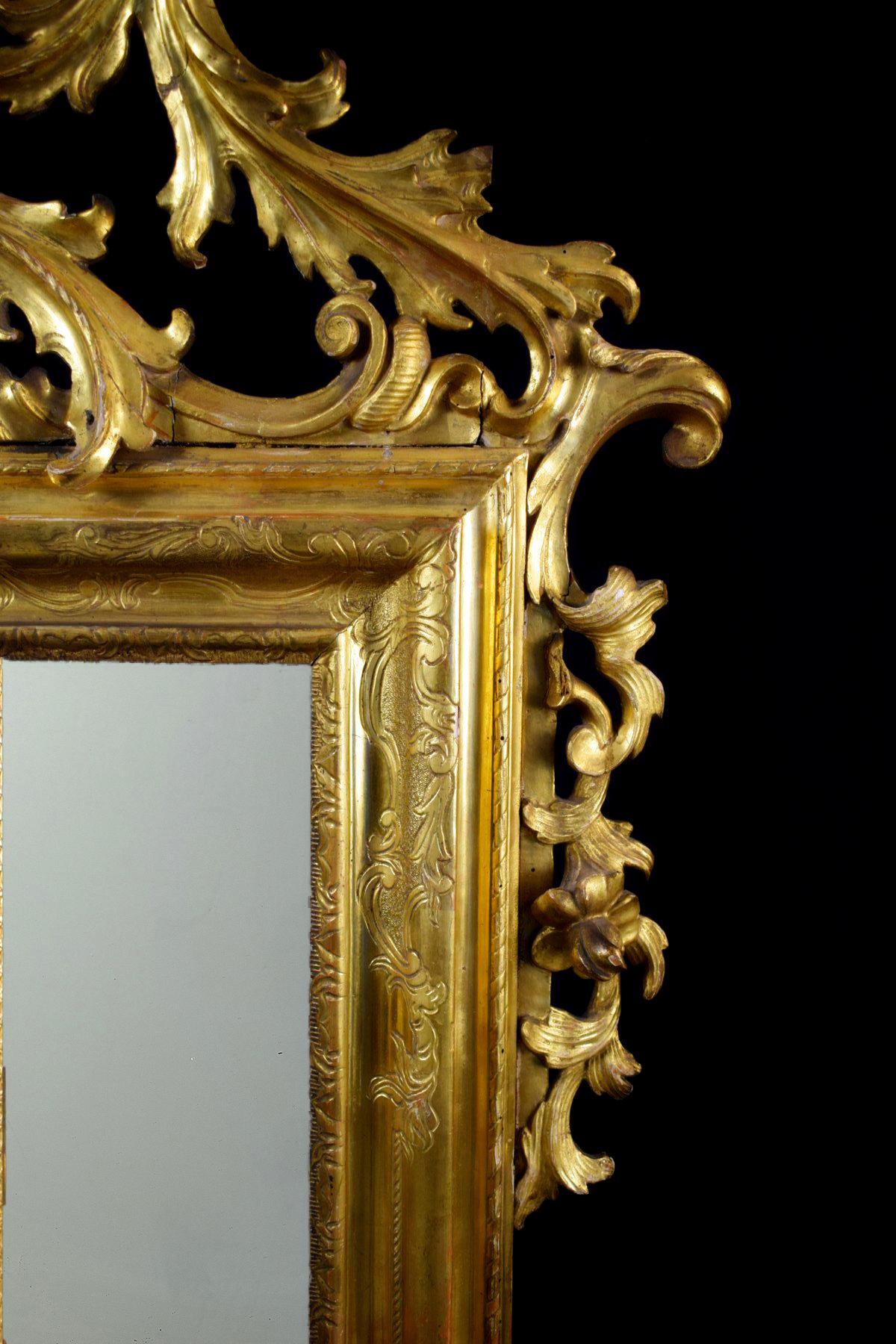 Wood 18th Century Venetian Carved and Giltwood Mirror For Sale