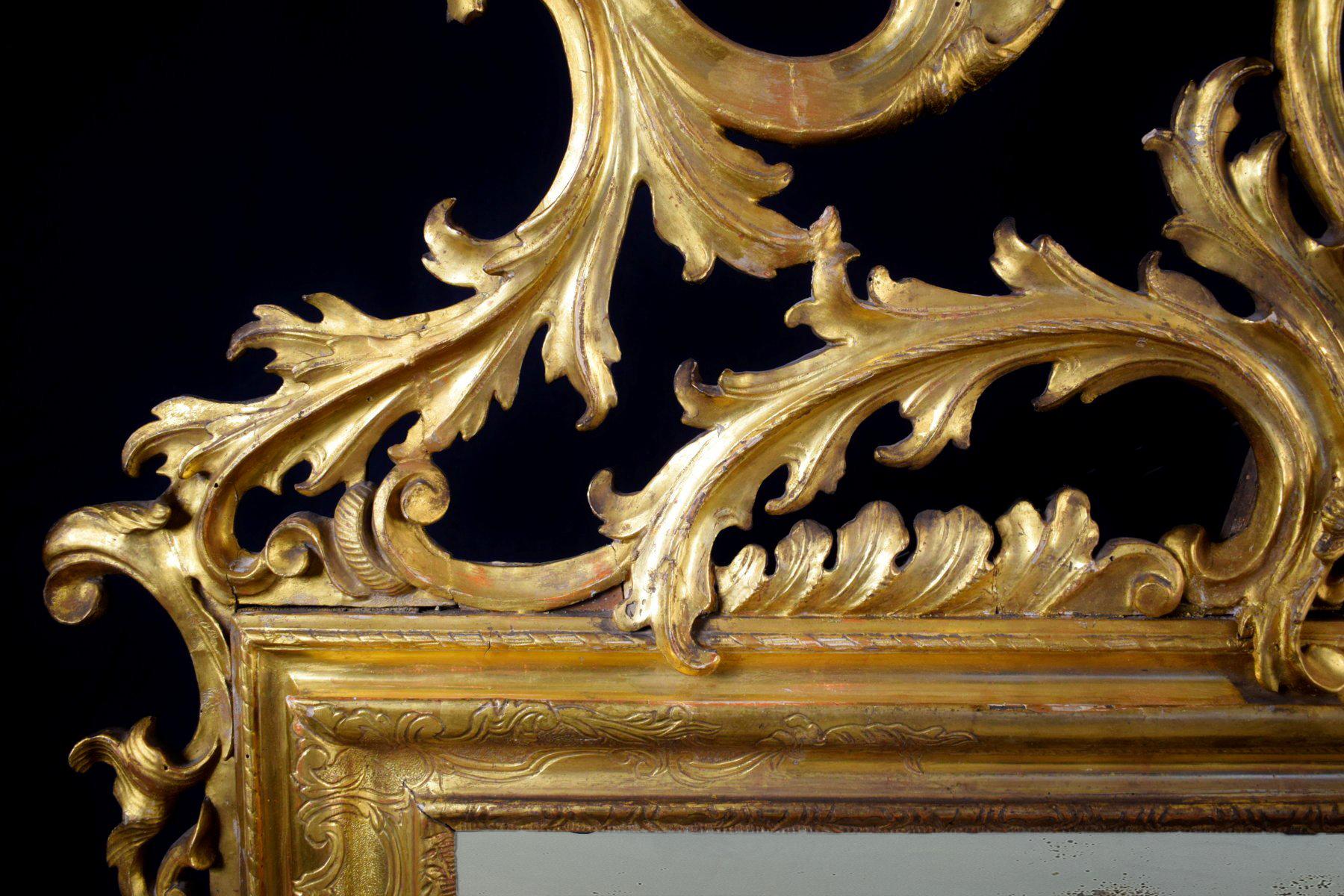 Miroir vénitien du XVIIIe siècle en bois sculpté et doré en vente 2