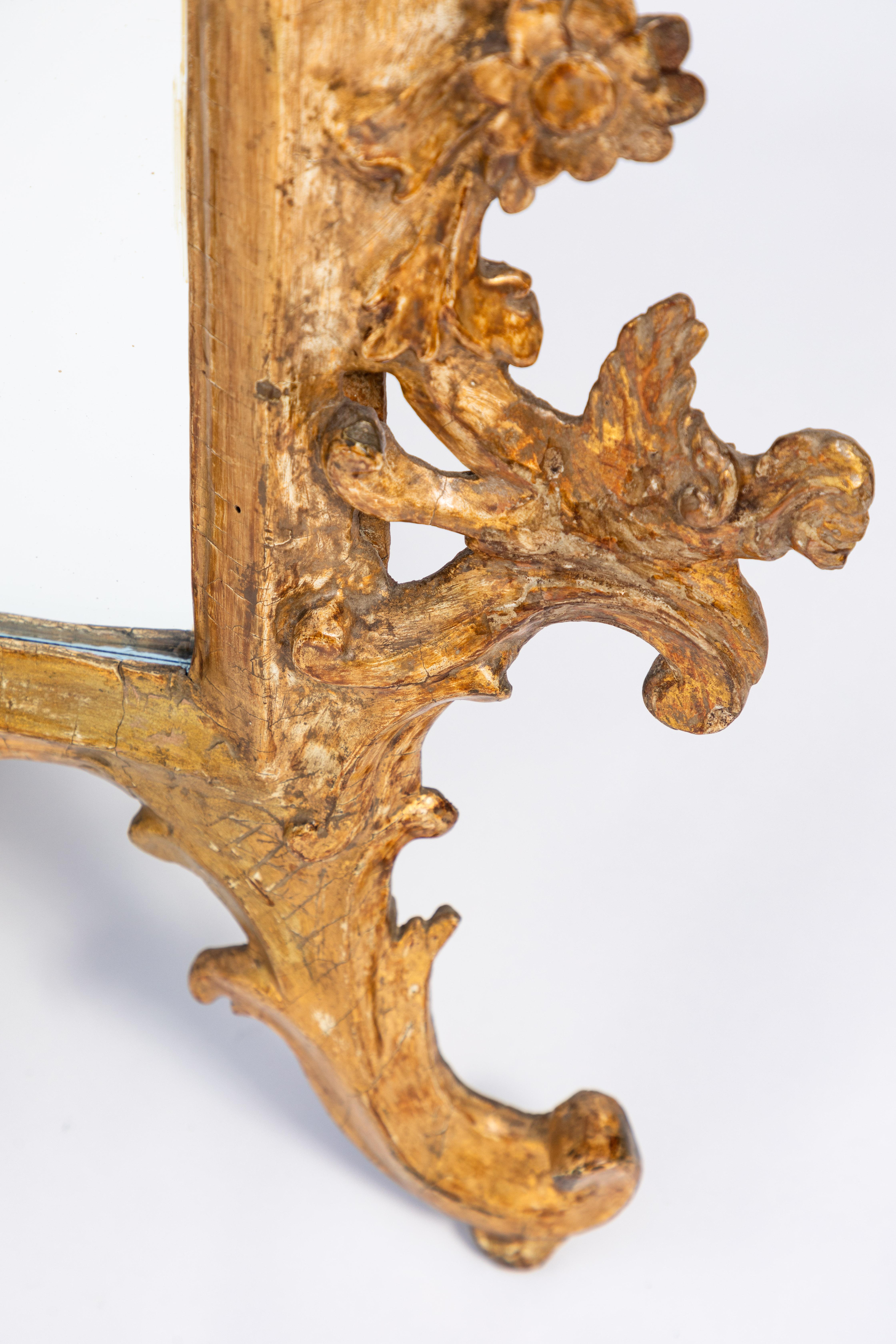 venezianischer geschnitzter Giltwood-Spiegel aus dem 18 (18. Jahrhundert) im Angebot