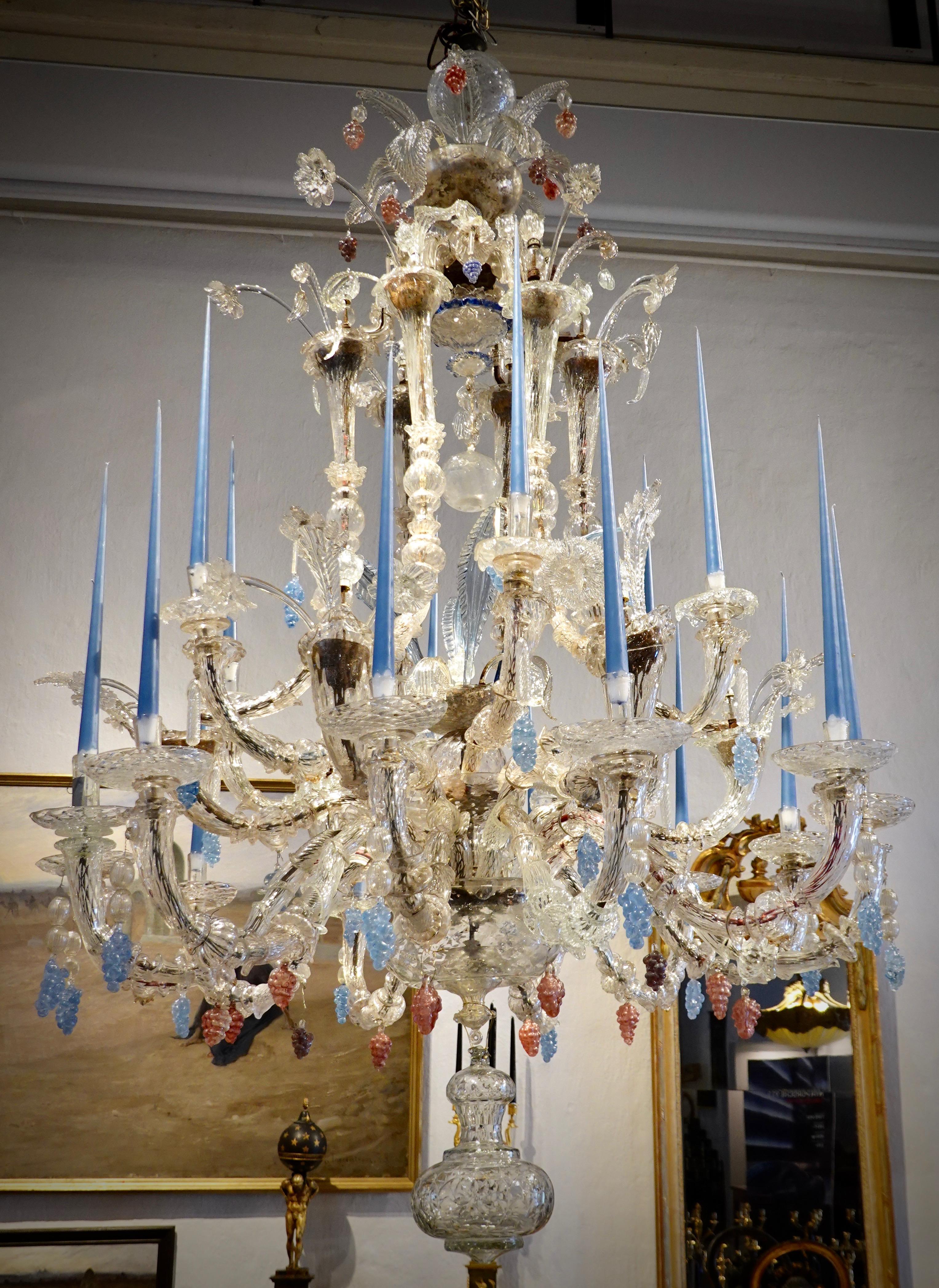 18th Century Venetian Chandelier of Impressive Proportions In Good Condition In Stockholm, SE