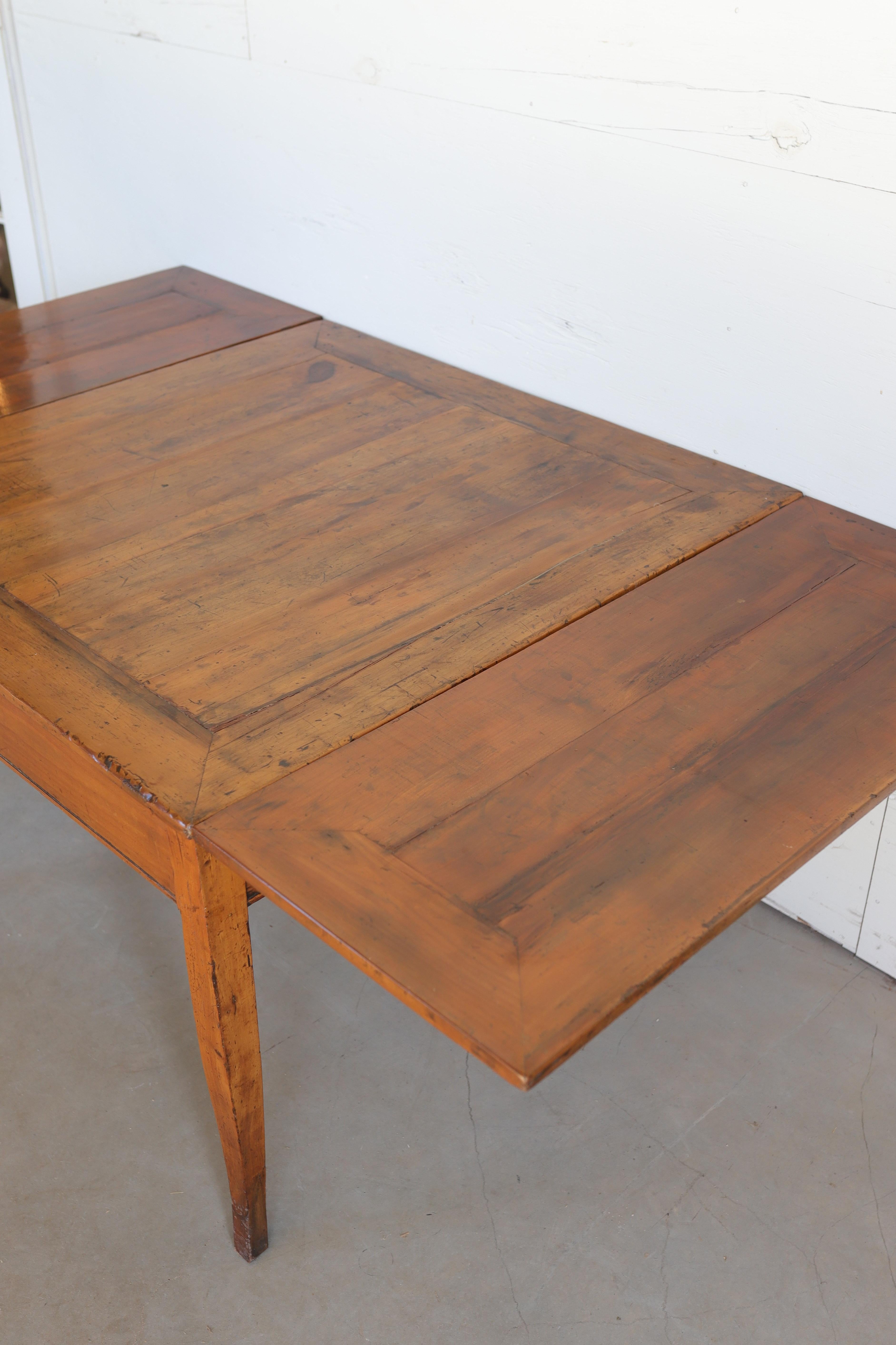 Table carrée en cerisier vénitien du XVIIIe siècle à pieds courbes et deux abattants en vente 3